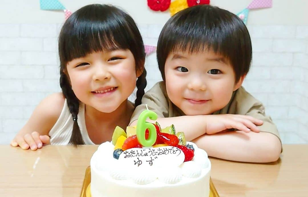 加藤柚凪さんのインスタグラム写真 - (加藤柚凪Instagram)「🍓6歳になりました🍓🥳🎉 少しおそくなっちゃったけど、ケーキでお祝いしたよ😋🎂やっぴーがハッピーバースデーのうたをうたってくれたり、クラッカーしたり、たのしかったな〜🤩🎶やっぴーは初めてのクラッカーでびっくりしてた🤣ケーキもおいしかったぁ🥰❤️  ゆずは、やさしい6歳になりたいです🌞 がんばります🙌  #6歳の #お誕生日 #たくさんの #お祝いコメントやメッセージ #ありがとうございます✨ #加藤柚凪 #加藤矢紘   @yuzuna_kato」6月19日 17時05分 - yuzuna_nagase