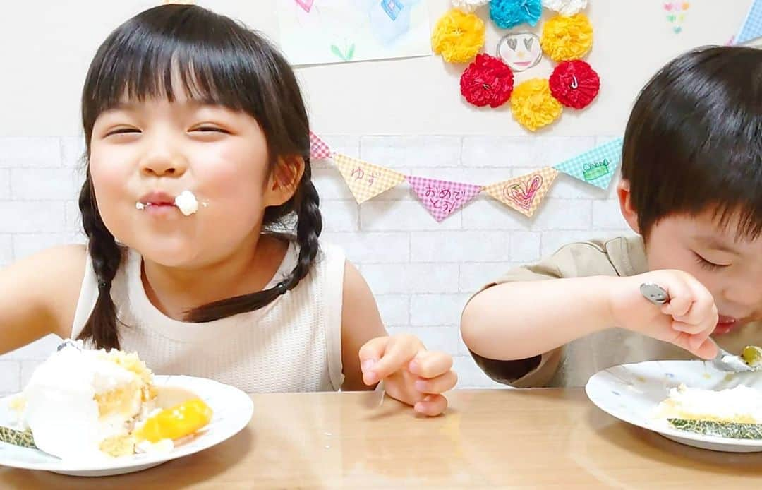 加藤柚凪さんのインスタグラム写真 - (加藤柚凪Instagram)「🍓6歳になりました🍓🥳🎉 少しおそくなっちゃったけど、ケーキでお祝いしたよ😋🎂やっぴーがハッピーバースデーのうたをうたってくれたり、クラッカーしたり、たのしかったな〜🤩🎶やっぴーは初めてのクラッカーでびっくりしてた🤣ケーキもおいしかったぁ🥰❤️  ゆずは、やさしい6歳になりたいです🌞 がんばります🙌  #6歳の #お誕生日 #たくさんの #お祝いコメントやメッセージ #ありがとうございます✨ #加藤柚凪 #加藤矢紘   @yuzuna_kato」6月19日 17時05分 - yuzuna_nagase