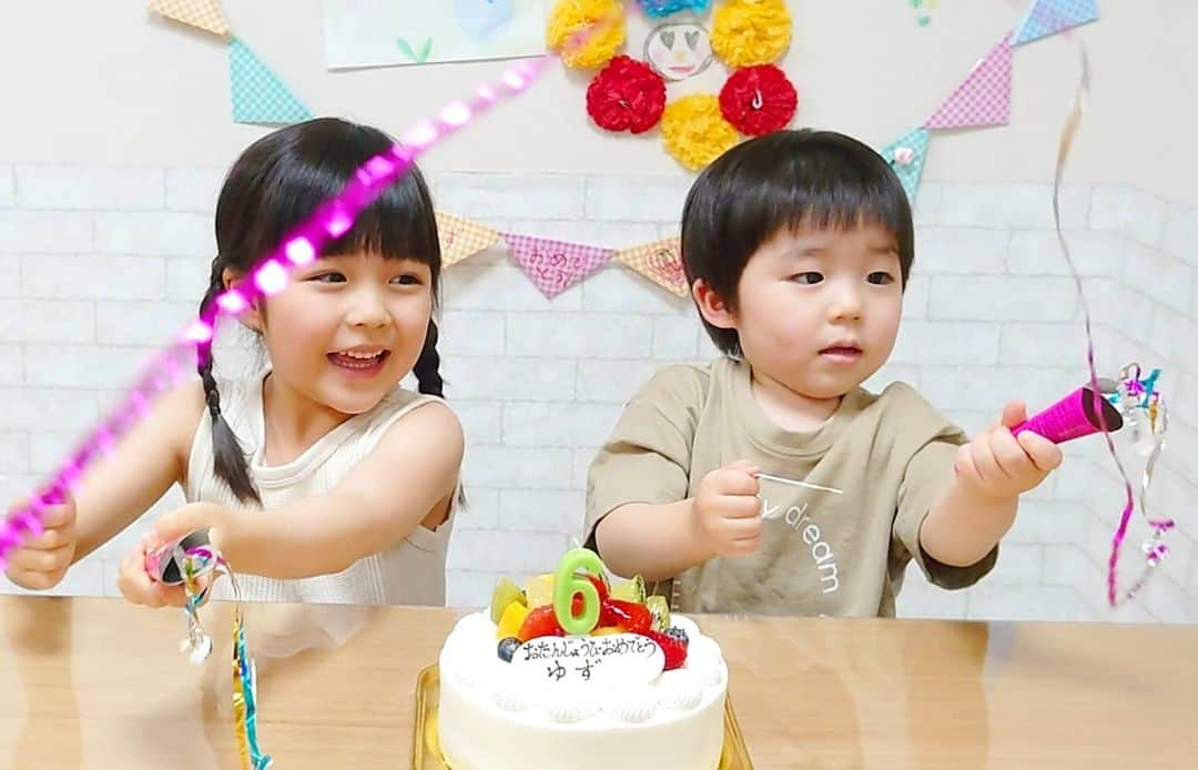 加藤柚凪さんのインスタグラム写真 - (加藤柚凪Instagram)「🍓6歳になりました🍓🥳🎉 少しおそくなっちゃったけど、ケーキでお祝いしたよ😋🎂やっぴーがハッピーバースデーのうたをうたってくれたり、クラッカーしたり、たのしかったな〜🤩🎶やっぴーは初めてのクラッカーでびっくりしてた🤣ケーキもおいしかったぁ🥰❤️  ゆずは、やさしい6歳になりたいです🌞 がんばります🙌  #6歳の #お誕生日 #たくさんの #お祝いコメントやメッセージ #ありがとうございます✨ #加藤柚凪 #加藤矢紘   @yuzuna_kato」6月19日 17時05分 - yuzuna_nagase