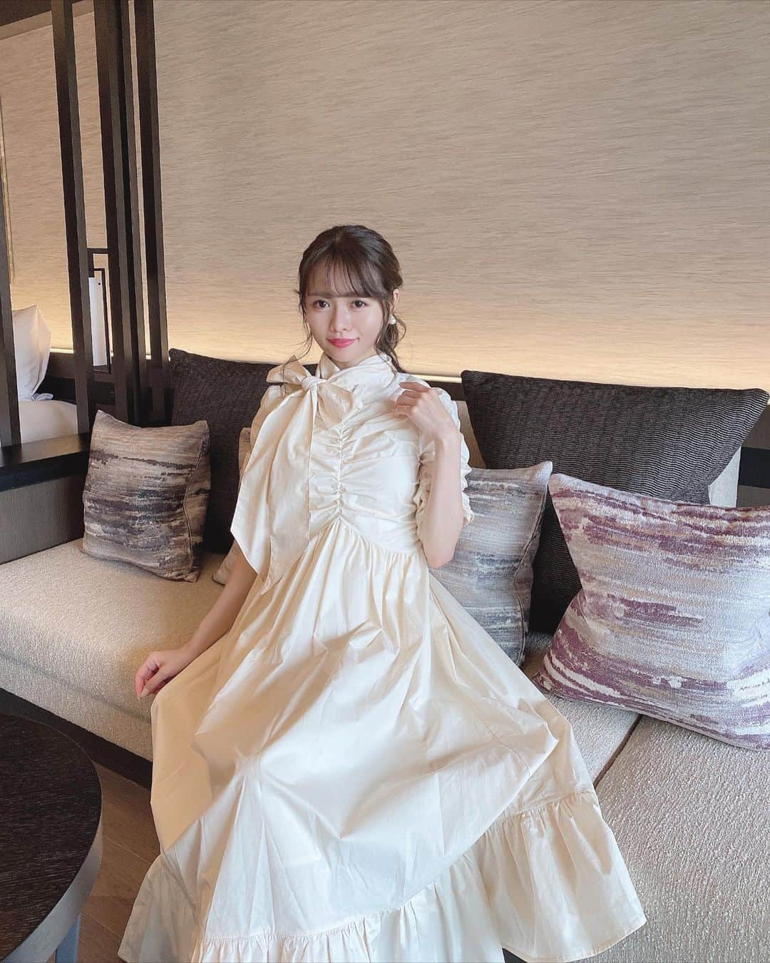 Isakoさんのインスタグラム写真 - (IsakoInstagram)「ギャザーとティアードが可愛い💓 リボンタイ付きワンピース👗 　 Dinobleのプレフォールアイテムが出来上がりました💓プレフォールではありますが夏でも着られるアイテムもいっぱい💫 　 6月末発売になります🥰 　 　 リボンタイは別付けなので無しで着ることもできます💓ポニーテールにリボンとして使うのもおすすめです🎀 　 　 #ギャザー#ティアードワンピース#ベージュコーデ#ティアード#ベージュ好き#ロングワンピース#ポニーテール#dinoble#ディノーブル#ポニーテール」6月19日 17時05分 - ichaaako