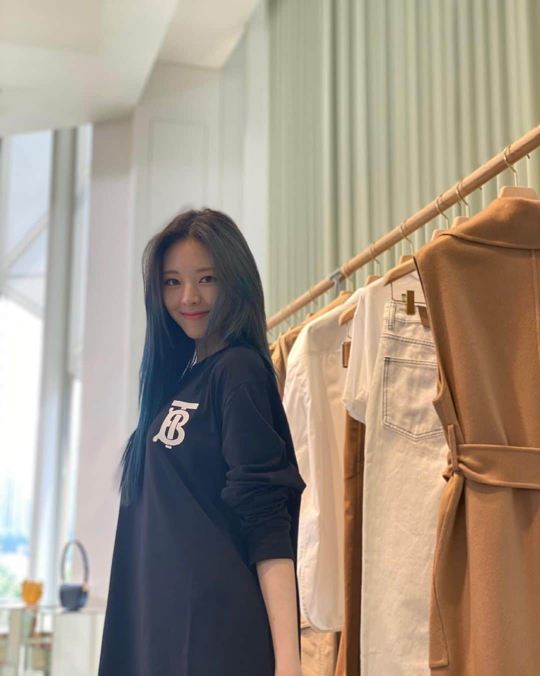 ITZYさんのインスタグラム写真 - (ITZYInstagram)「TB🖤 #burberry #ad」6月19日 17時06分 - itzy.all.in.us