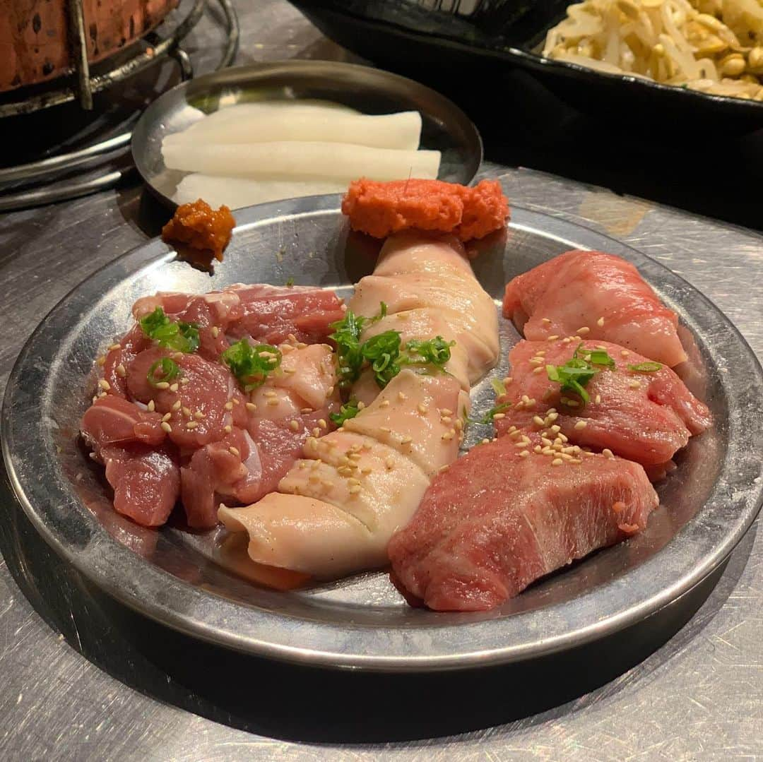 吉川ちえさんのインスタグラム写真 - (吉川ちえInstagram)「【𓌉𓇋 ‎🥩𓌉𓇋 ‎🥩𓌉𓇋 ‎🥩𓌉𓇋 ‎🥩】 . 焼肉ヒロミヤ⭐️に行ってきたよ🙆‍♀️🧡 予約2年待ち⁉️とか言われる 超人気の焼肉屋さんだよん🙌💕 (2年待たないで予約は取れたw) . 焼肉は全てコース料理になってて 飲み物とかとセルフサービス式✌️✨ お肉全部美味しかった~🙆‍♀️🧡 私はヒロミヤのカレーがすき🍛💕 . #ヒロミヤ #焼肉ヒロミヤ」6月19日 17時56分 - yoshikawachie_16