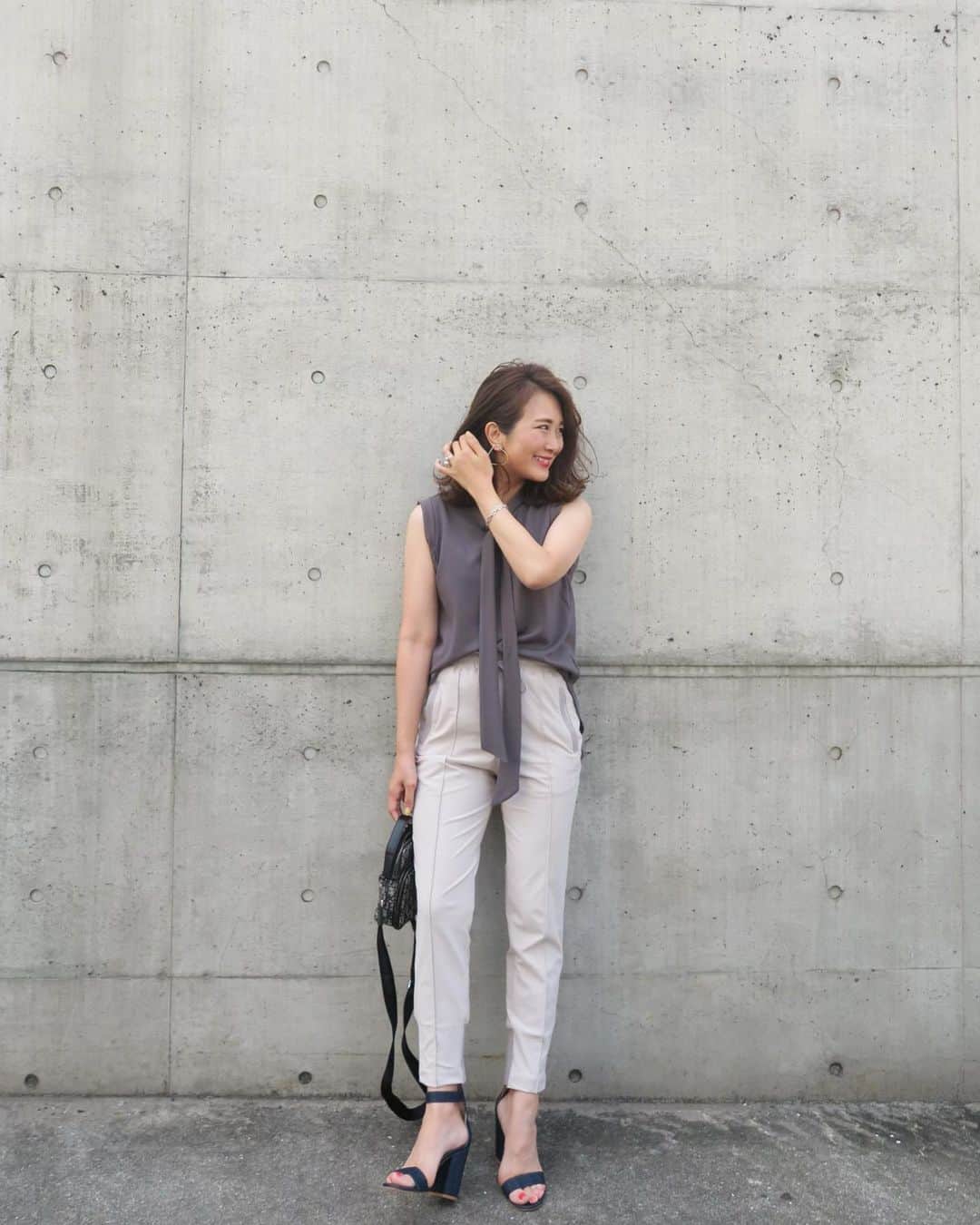 Mai Wakimizuのインスタグラム：「春に大人気だったボウタイカットソー、ノースリーブの夏バージョンになって帰って来ました＼(^o^)／これスカートにもパンツにもとにかく使えるやつ。生地は前回と同じようなとろみのある滑らかなものでサラッサラ、着心地で言ったらもうなんのその、抜群です！笑 この新色チャコールが大人っぽくて、イージーパンツのカラーとも完璧の相性の良さ。上楽ちん、下楽ちん。笑 このセットお勧めです♡ #wakkinstyle#ootd#coordinate#ママコーデ tops:#linkable @linkable_official(来週24日〜予約販売開始予定) pants:#linkable @linkable_official(来月再入荷予定) bag:#dior shoes:#gianvitorossi」