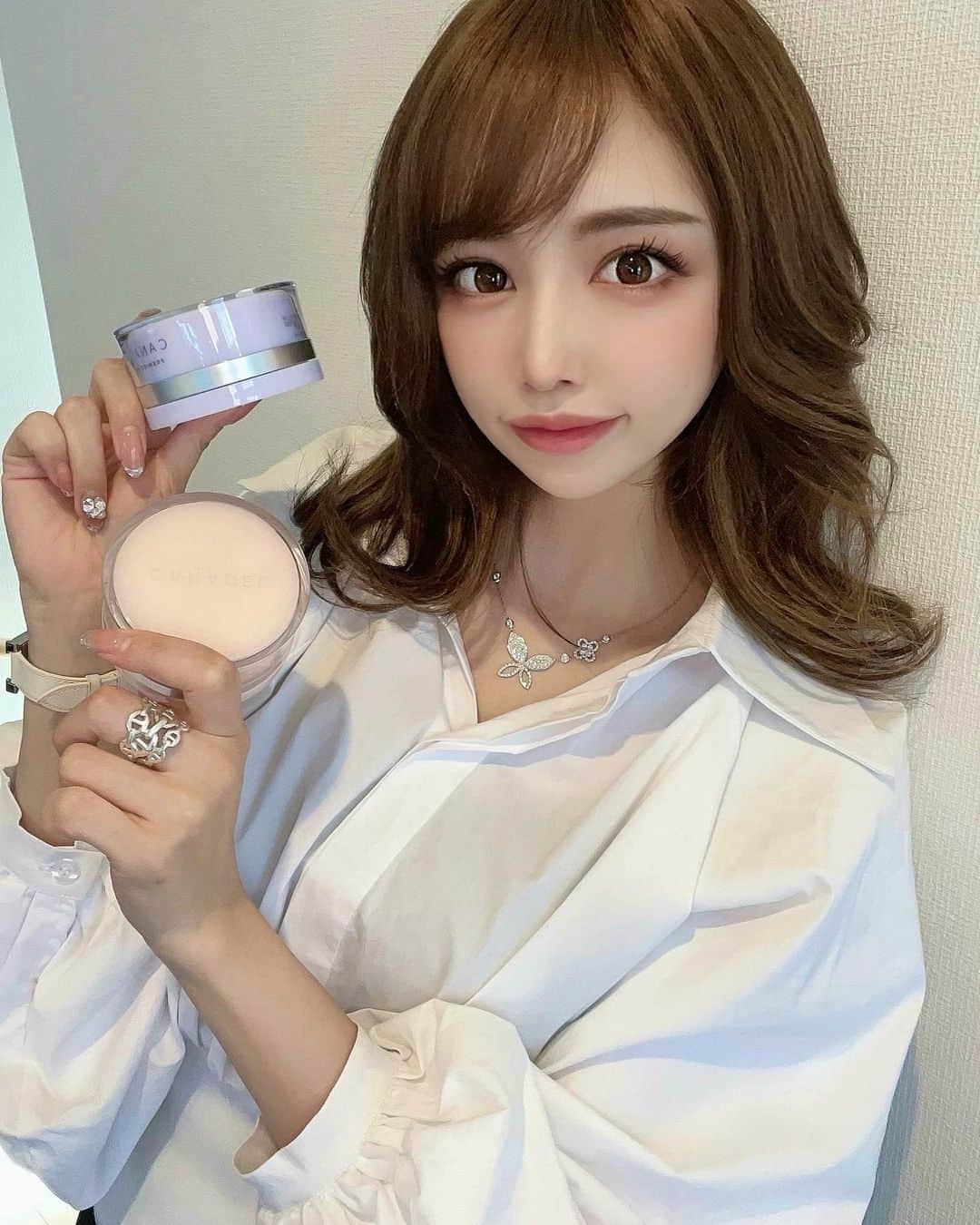 のインスタグラム：「今CMでも話題のCANADEL使ってみたよん😏❤️✨ ． リフトとホワイト両方試したんだけど、それぞれ全然テクスチャー違って🤔💡 ホワイトは肌がぱっと明るくなった印象✨ リフトは毛穴もキュッとリフトアップしていちご鼻にも効果的！✨ ． 今年は美白極めてるからホワイトで美白ケアしたいし、 リフトで毛穴緩み解消したいし！ どっちも良くて選べない結果に🙄💕笑 ． しばらく使ってみようと思います❤️ ． #CANADEL #カナデル #オールインワン #pr」
