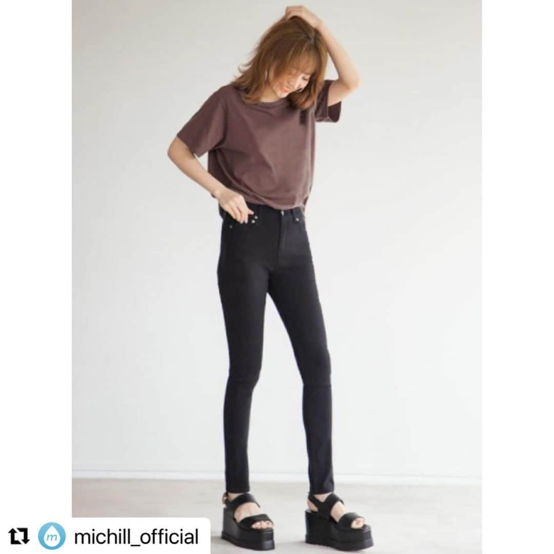 GRLさんのインスタグラム写真 - (GRLInstagram)「#Repost @michill_official with @make_repost ・・・ 【全身GRL】今年のTシャツ本命アイテムはこれ！GRLでみつけたシンプルT  シンプルなデザインが魅力のGRL「ベーシックTシャツ」は、1枚持っていると着こなしの幅がグッと広がる優れもの♡  ボトムスは「ハイウエストストレートデニムパンツ」をセレクトしてリラクシーな雰囲気を演出して。 . ※イラスト内の商品価格は筆者調査時の価格です。 . #drawing #fashionillustration #outfit #ootd #outfitoftheday #todaysoutfit #fashionista #イラスト #イラストレーター #イラストグラム #プチプラコーデ #ママコーデ #ファッションイラスト #ファッションコーデ #ファッションスナップ #ファッション部 #ファッションイラストレーター #今日のコーディネート #お洒落さんと繋がりたい #お洒落好きな人と繋がりたい #楽チンコーデ #キレイめコーデ #今日のコーデ #通販 #通販サイト #grl #グレイル #プチプラ #ファストファッション」6月19日 10時08分 - grl_official