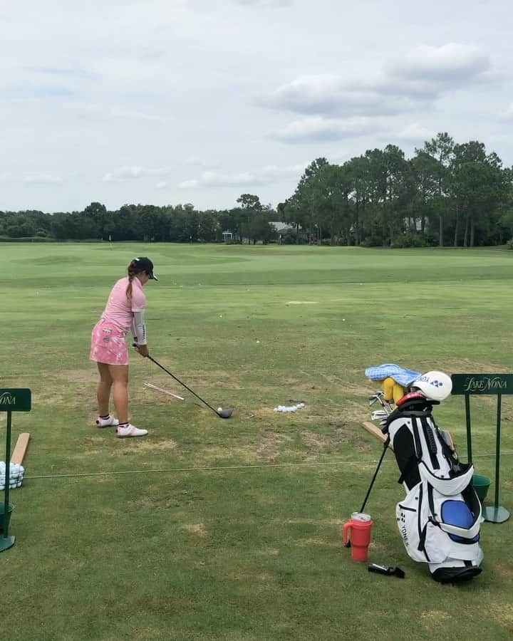 小平智のインスタグラム：「こうゆう人いるよね〜😂 すず夏ちゃんとの練習風景‼️笑 #オーランド #練習 #練習友達 #ゴルフ #山口すず夏 プロ #小平智」
