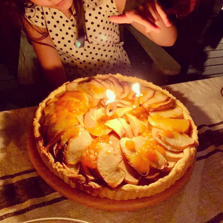 三浦瑠麗さんのインスタグラム写真 - (三浦瑠麗Instagram)「娘の10歳の誕生日パーティーでは、テラスで美味しいものを食べて、バーベキューをして、庭で走り回ったあとに夕暮れのなかでケーキカット。いつものリンゴタルトですが、とはいえお気に入りだもんね。 おめでとう。」6月19日 10時15分 - lullymiura