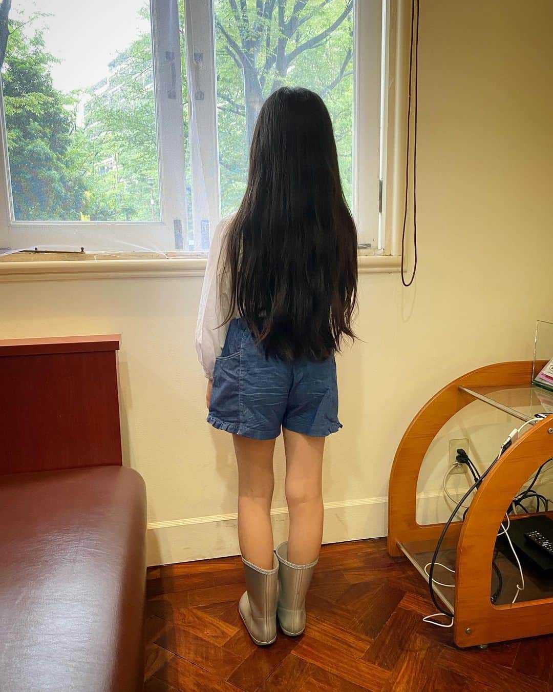 涼紫央さんのインスタグラム写真 - (涼紫央Instagram)「なゆのロングヘアーに憧れる❤︎ 私はできないけど…  でもこれからカットしに美容院へ。 あんまり切ってほしくないよ。。。 #7歳」6月19日 10時33分 - toitoitoi