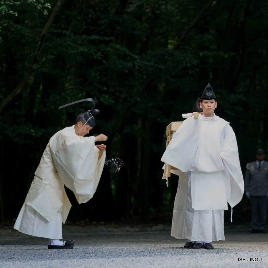 伊勢神宮さんのインスタグラム写真 - (伊勢神宮Instagram)「#伊勢神宮 #神宮 #神社 #心のふるさと  #内宮 #月次祭 #奉幣 #修祓 #御塩 #塩 #isejingu #jingu #soul_of_japan #japan #jinja #shinto #naiku #tsukinamisai #ritual #harae #salt」6月19日 11時00分 - isejingu.official