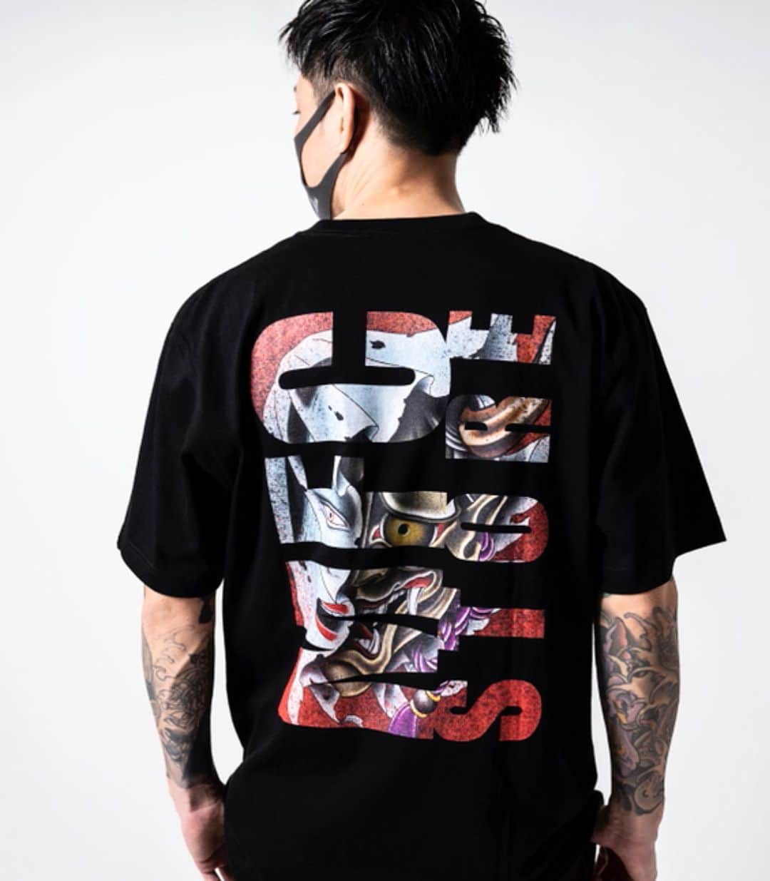 彫師美漸のインスタグラム：「⚠️本日発売⚠️ MFC STORE×彫師美漸-Bizen コラボTシャツ(MFCロゴ×美漸般若) ・ ＊数量限定 MFCSTORE店頭(大阪、中目黒、原宿) ・ 【オンラインは19:00発売開始】 ・ 少し大きめなサイズになります💡 普通の服のMが→L、LがXL、というイメージです🙏 ・ #MFCSTORE #美漸 #美漸アパレル #彫師美漸 #刺青 #海老名 #中目黒 #タトゥー #東京タトゥー #tokyo #tattoo #art #fashion #bizenart #bizen #문신　#Bizentattoo  #tattooer #tattooist #tattooartist #tattooart #tattooshop #japanesetattoo」