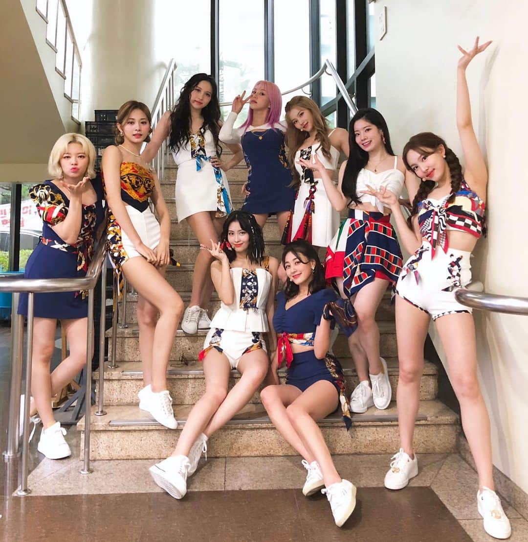 TWICEのインスタグラム：「🐰🐶🐻🐹🦄🐧🐷🐯🦌 - #TWICE #트와이스 - {#nayeon #나연 #jeongyeon #정연 #momo #모모 #sana #사나 #jihyo #지효 #mina #미나 #dahyun #다현 #chaeyoung #채영 #tzuyu #쯔위}」