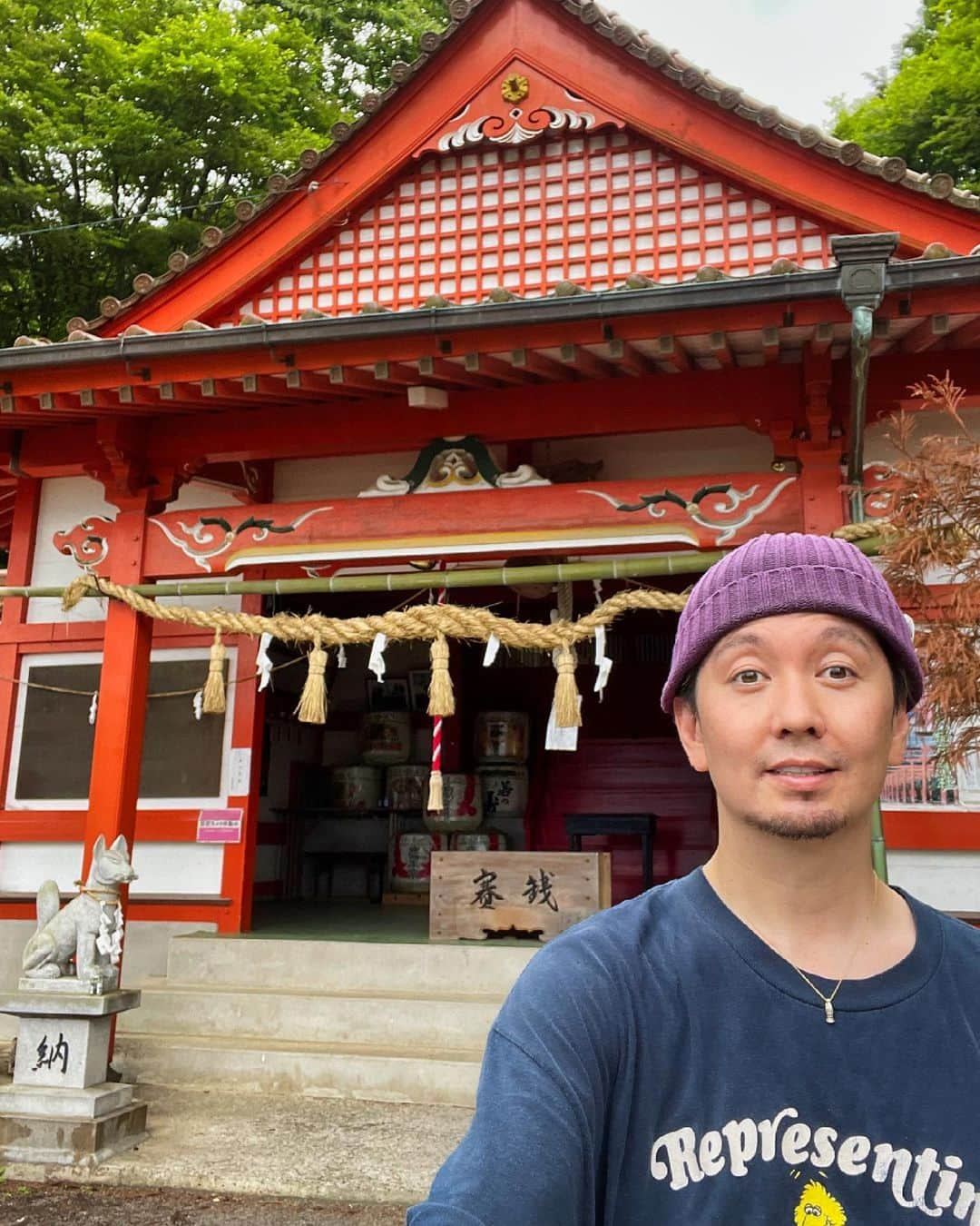 SHOCK EYEさんのインスタグラム写真 - (SHOCK EYEInstagram)「千本鳥居がとてもフォトジェニックな浮羽稲荷神社⛩ 長い階段を上りきった小高い丘の上から見下ろす筑後平野の景色と朱色の鳥居が本当に見晴らしが良くて気持ちいいよ✨ 特にやばっ！と思ったのは、本殿を左にずっと進んだ先にある松尾神社。そこには注連縄がかかった巨石があって、とてもすごい雰囲気😲 普段あまり何かを言うことのないマネージャーが、「ここはヤバいです」と言ってた。 少し怖さを感じるかもしれないけれど、何かパワーを感じる場所、興味のある方は厳かな気持ち、丁寧な所作で訪れてみては🙏✨  #浮羽稲荷神社 #神社 #福岡 #千本鳥居 #松尾神社」6月19日 12時12分 - shockeye_official