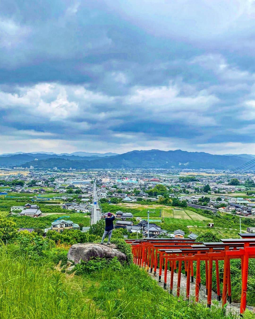 SHOCK EYEさんのインスタグラム写真 - (SHOCK EYEInstagram)「千本鳥居がとてもフォトジェニックな浮羽稲荷神社⛩ 長い階段を上りきった小高い丘の上から見下ろす筑後平野の景色と朱色の鳥居が本当に見晴らしが良くて気持ちいいよ✨ 特にやばっ！と思ったのは、本殿を左にずっと進んだ先にある松尾神社。そこには注連縄がかかった巨石があって、とてもすごい雰囲気😲 普段あまり何かを言うことのないマネージャーが、「ここはヤバいです」と言ってた。 少し怖さを感じるかもしれないけれど、何かパワーを感じる場所、興味のある方は厳かな気持ち、丁寧な所作で訪れてみては🙏✨  #浮羽稲荷神社 #神社 #福岡 #千本鳥居 #松尾神社」6月19日 12時12分 - shockeye_official