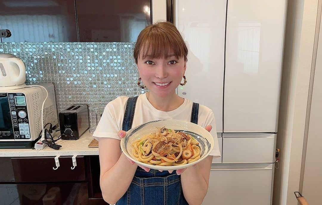 加藤綾菜さんのインスタグラム写真 - (加藤綾菜Instagram)「めっっっっちゃ美味しい焼うどん🥰 昨日作ったの❣️ からの今日YouTubeにアップ⤴️ タイムリー✨  絶対作ってみて欲しい❣️ 簡単だから驚くよ🤩  #加藤家の日常 #加藤家の食卓 #YouTube」6月19日 12時19分 - katoayana0412