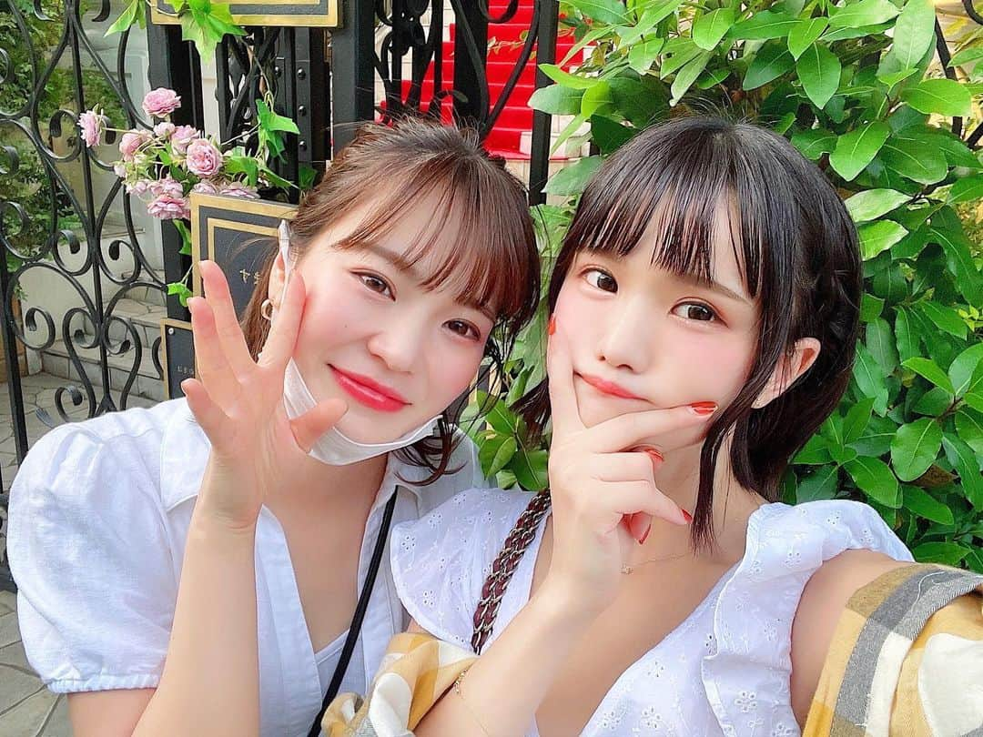 みもれもんさんのインスタグラム写真 - (みもれもんInstagram)「Hello!  My friend who is also a YouTube editor 💓  ・ こんにちは〜🍋💓 たまにはマブダチとの写真を 載せてみま〜す⊂( ・ ̫・ )⊃三笑🤍 大阪から友達でみもれもんYouTubeの 編集もしてくれてるので 気になる方は昔のYouTube動画見てみて🐰🍑 さーて！みなさぁん！！ 午後も頑張ってくださいぃ🐈🤍  ・ ・  #mimoremon #camera #Japan #fashion #japanese #2021 #みもれもん #インスタグラビア #ショートヘア #ボブ #黒髪 #カメラ #日本女孩 #大人女子 #一个人生活 #日本女孩」6月19日 12時21分 - mimore_mon0929