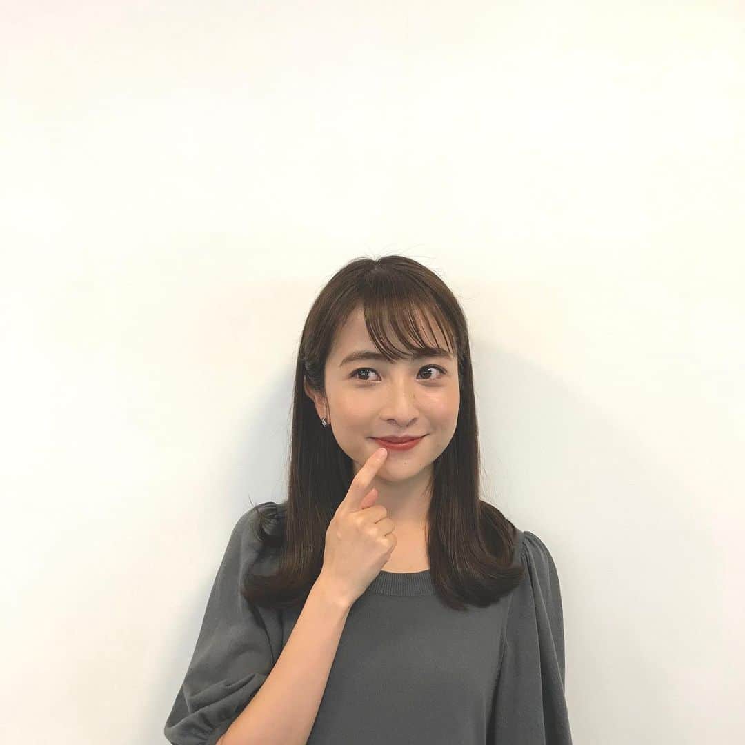 日比麻音子のインスタグラム：「「ねぇねぇ… インスタ用の写真撮ってもらっていいかしら…」 と、あさチャン放送終了後、 後輩ちゃんたちにお願いする日比。  わいわい写真を撮ってくれた二人が可愛くて 嬉しかった朝でした☀︎  2人のおすすめを無事に投稿します！ いつもありがとう🥺  📸by 宇賀神アナ　@ugajinmegu.tbs  野村アナ @nomurasayako   #放課後あさチャン #楽屋にて #仕事以外の写真がない #TBS #あさチャン #ティントリップ 今回は新しいリップの色に挑戦したっていう写真です。 #タグの付け方もイマイチ分かってない」