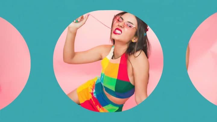 ヴィクトリア・ジャスティスのインスタグラム：「Happy weekend everybody! I’ll just be over here channeling my angstiest 90’s self and licking citrus. Feel free to do the same( oh & don’t forget to stream #TooFckinNice ) *link in bio 😉💖😜🍋」