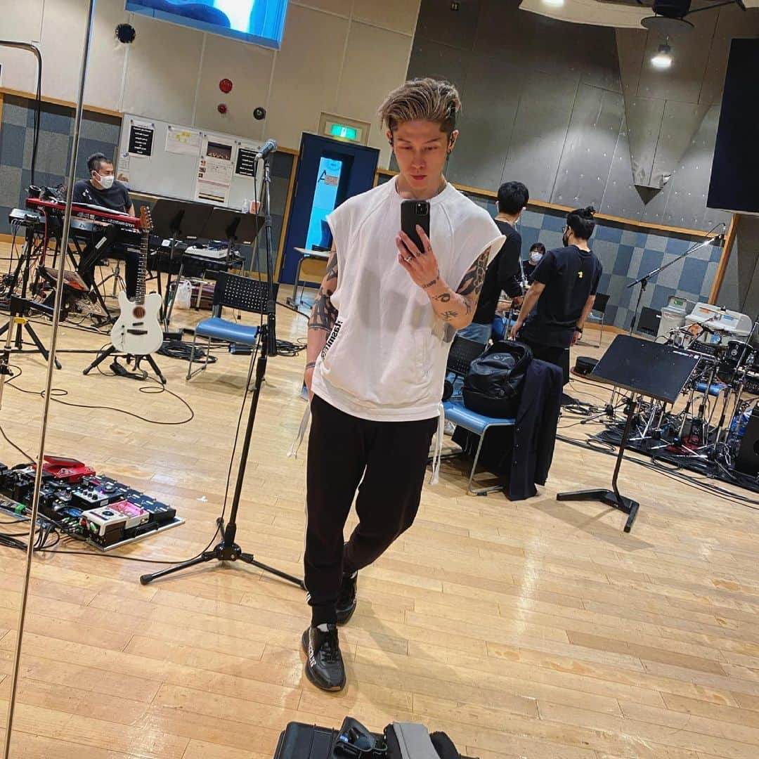 雅-MIYAVI-さんのインスタグラム写真 - (雅-MIYAVI-Instagram)「Preppin for @unhcr_will2live 久しぶりのリハ！#WorldRefugeeDay」6月19日 12時48分 - miyavi_ishihara