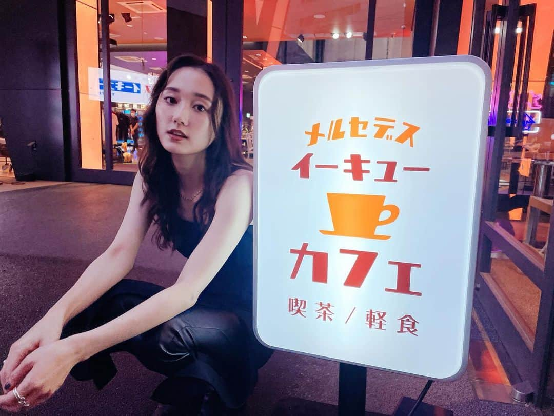 鈴木友菜さんのインスタグラム写真 - (鈴木友菜Instagram)「6月27日まで東京は六本木、大阪は梅田のMercedes me（ @mercedesme_jp ）で開催中のメルセデス イーキュー TOKYO/OSAKA レトロモダンな店内は見ているだけで楽しいし、カフェでは昔ながらの喫茶店メニューが頂けます🍮硬めのプリンが美味しかったなあ お近くにお越しの方は是非👐🏻  ※大阪は土日休業となります。 ※感染症予防を行った上で撮影を実施しています。 #メルセデスミー #メルセデスイーキュー #PR」6月19日 12時49分 - yuuna_suzuki