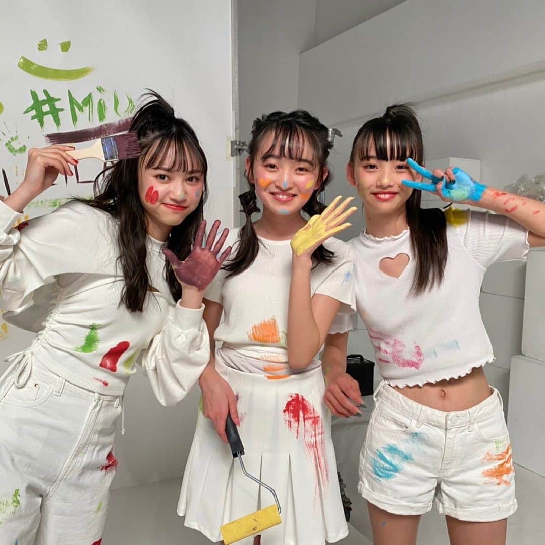 ニコ☆プチのインスタグラム：「🌻🌻🌻 . わちゃわちゃおふしょっと。 . 卒モのキラキラした姿が見られる 発売中の6月号のゲットはお早めに👀💕 . #ニコプチ」