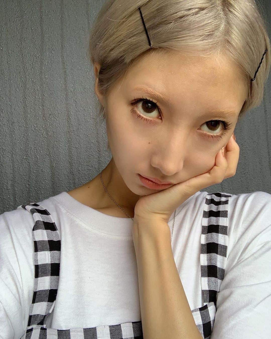 飯島望未のインスタグラム：「Today’s makeup 盛り盛りなセパレートまつげ 頑張ったつもり。 @chanel.beauty の 新作アイシャドウとリップがすっごく使える。 毎日使ってます。  コンシーラーはカバー力がちゃんとあるし長時間経っても浮いてこない。 アイシャドウで眉毛もほんのりピンクにした💗  #chanelmakeup」