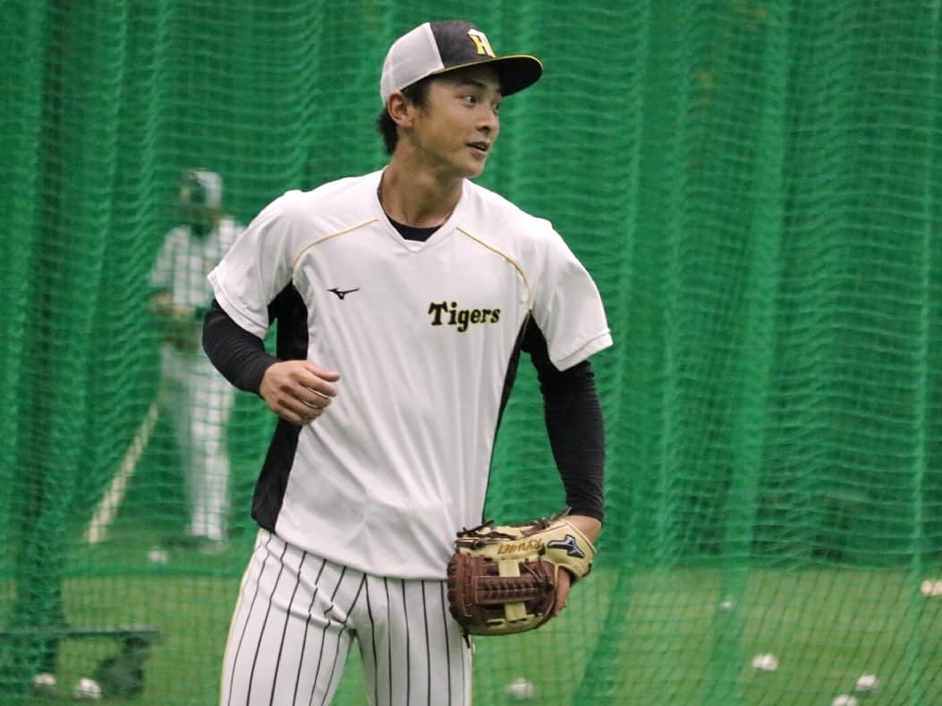 阪神タイガースさんのインスタグラム写真 - (阪神タイガースInstagram)「今日も甲子園でジャイアンツ戦です！ 試合前練習の様子をお届けします！  #ロベルトスアレス 選手 #及川雅貴 選手#石井大智 選手#齋藤友貴哉 選手#熊谷敬宥 選手 #阪神タイガース #伝統の一戦  #挑超頂」6月19日 13時32分 - hanshintigers_official