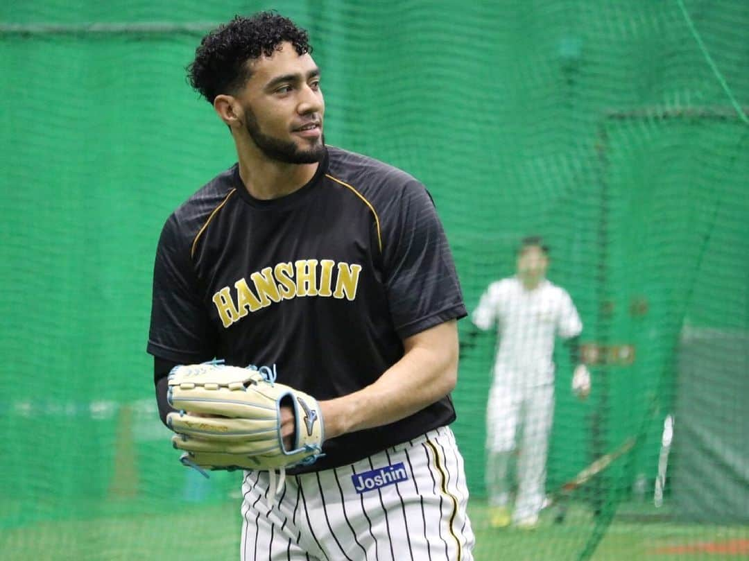 阪神タイガースさんのインスタグラム写真 - (阪神タイガースInstagram)「今日も甲子園でジャイアンツ戦です！ 試合前練習の様子をお届けします！  #ロベルトスアレス 選手 #及川雅貴 選手#石井大智 選手#齋藤友貴哉 選手#熊谷敬宥 選手 #阪神タイガース #伝統の一戦  #挑超頂」6月19日 13時32分 - hanshintigers_official