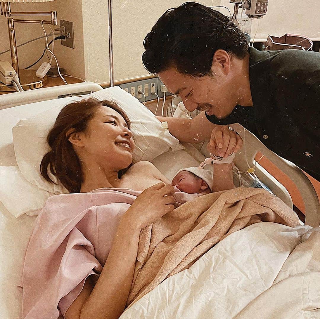 小松あやのインスタグラム：「. 6月18日、元気な女の子を出産しました。 　 再婚7年目、不妊治療5年目にしてやっと、 念願の3人家族になりました。 　 まだあまり実感は湧きませんが、 体力回復させつつ、 育児を頑張りたいなと思います☺️ 　 　 また、ストーリーやブログにも、 たくさんの激励・お祝いコメントをいただきまして、 皆さま本当にありがとうございました🙏✨ 　 　 #出産報告 #高齢出産 #高齢出産で初産 #初マタ記録 #女の子ママ #3人家族 #不妊治療からの妊娠」