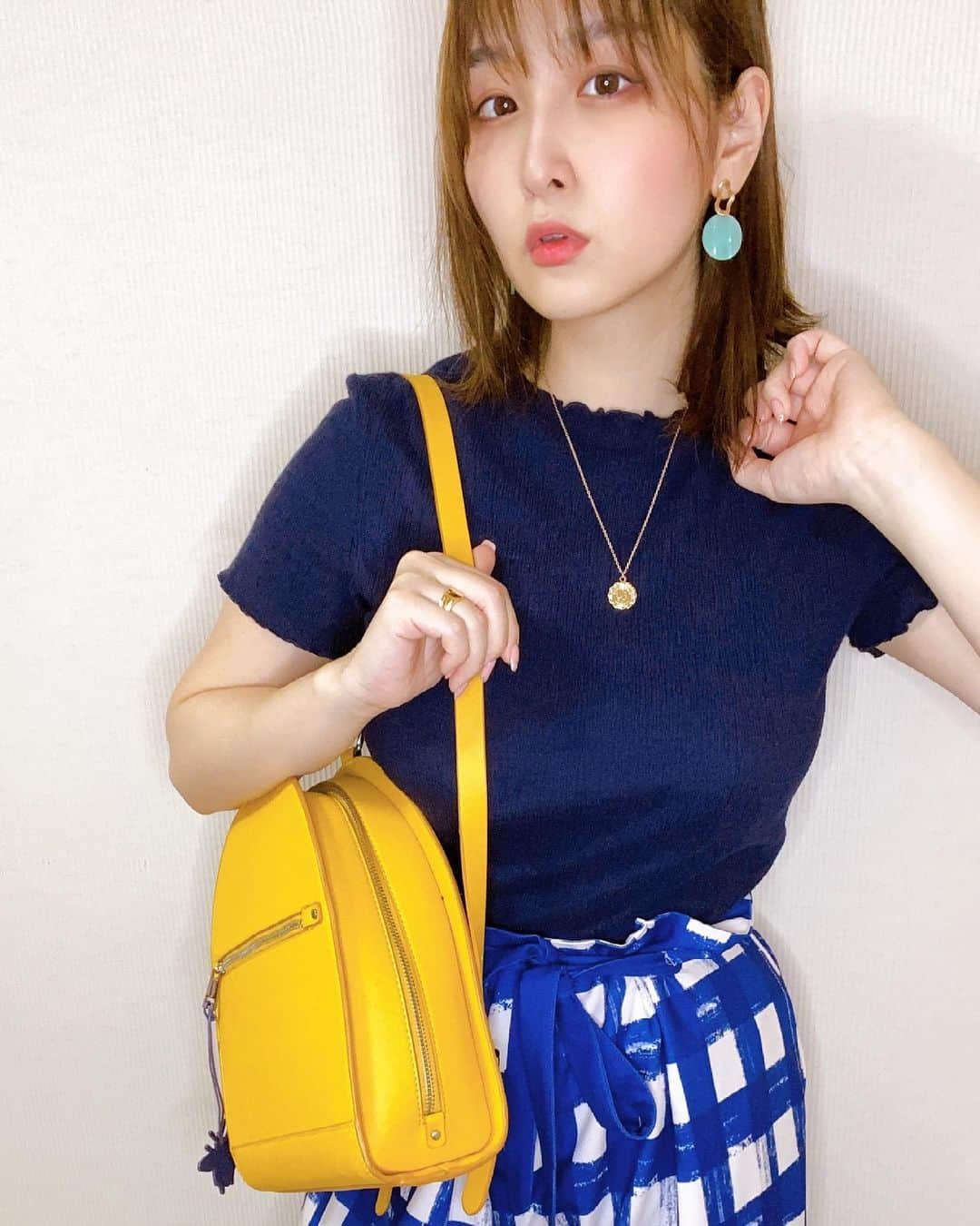 吉田実紀のインスタグラム：「こっちでも載せておく💙  トップス #GU ボトムス #KBF カバン #ZARA  #みけ服」