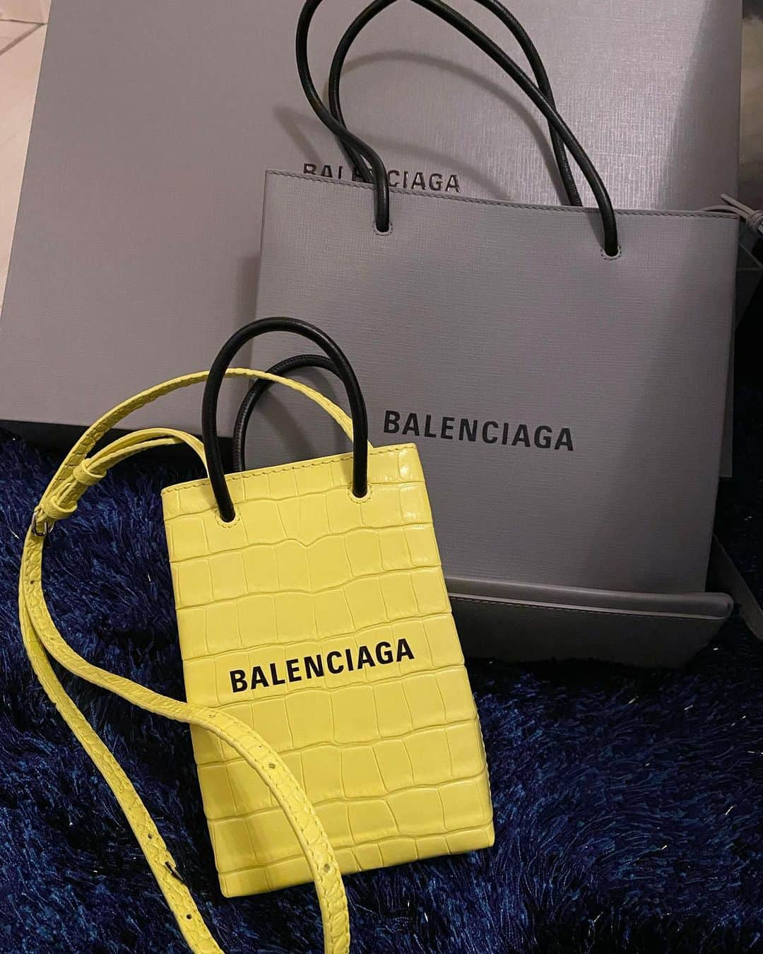 矢部美穂さんのインスタグラム写真 - (矢部美穂Instagram)「誕生日プレゼント🎁 バレンシアガ‼️ @balenciaga  グレーのショッピングトートバッグは サイズ感といいカラーといい 普段使いに抜群😆 しかも、小さいサイズのショッピング フォンホルダーバッグは『おまけ』だそうです😆 バレンシアガの小さいのがおまけってあり得ない〜💖 黄色も欲しいカラーだったから嬉しすぎる✨ どんどん使います😍 本当に毎年、○○さん、ありがとうございます😊 次回のインスタライブでもお見せしますね✨  #バレンシアガ  #バレンシアガバッグ  #誕生日プレゼント  #40代  #矢部美穂」6月19日 14時46分 - miho.yabe.0607