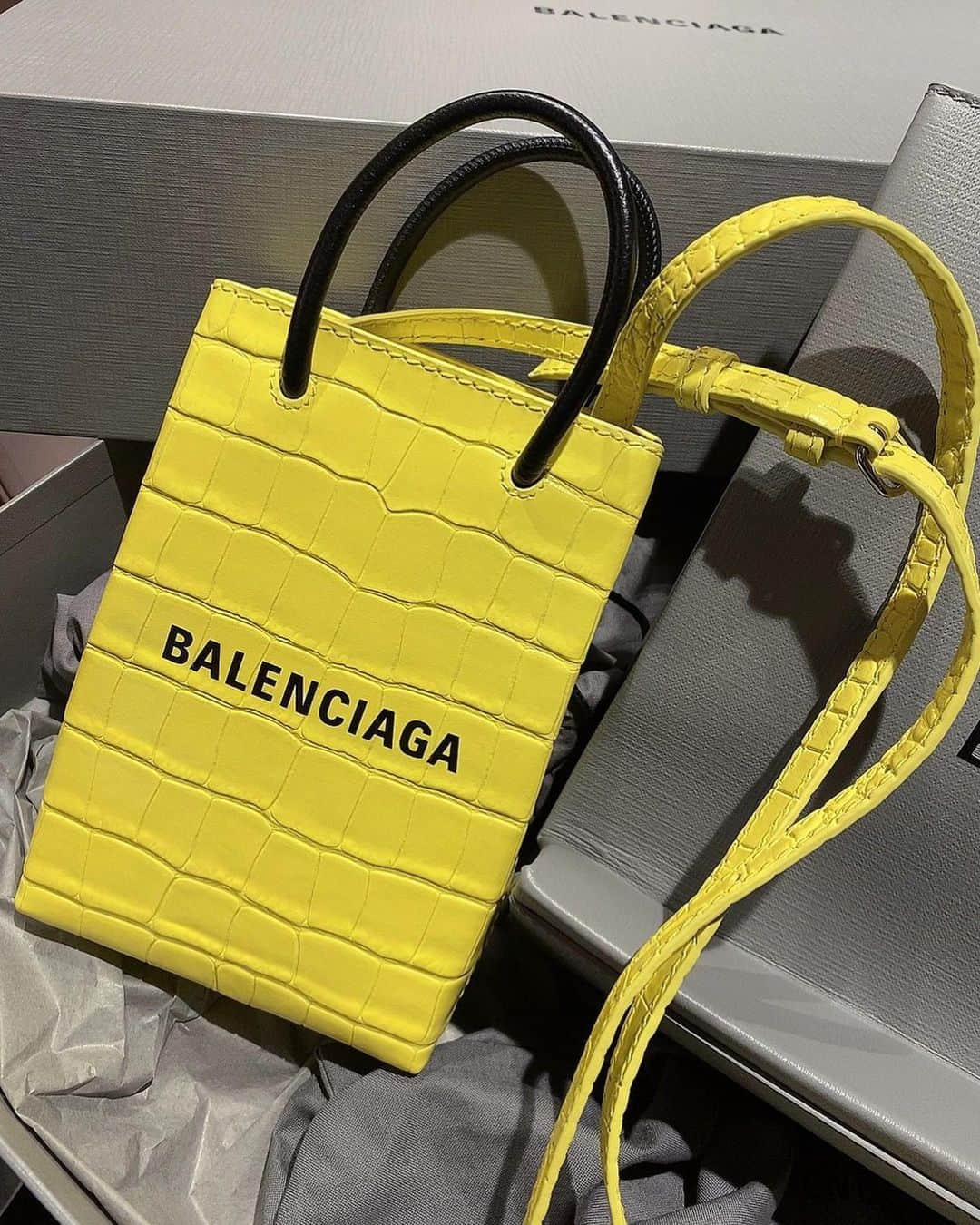 矢部美穂さんのインスタグラム写真 - (矢部美穂Instagram)「誕生日プレゼント🎁 バレンシアガ‼️ @balenciaga  グレーのショッピングトートバッグは サイズ感といいカラーといい 普段使いに抜群😆 しかも、小さいサイズのショッピング フォンホルダーバッグは『おまけ』だそうです😆 バレンシアガの小さいのがおまけってあり得ない〜💖 黄色も欲しいカラーだったから嬉しすぎる✨ どんどん使います😍 本当に毎年、○○さん、ありがとうございます😊 次回のインスタライブでもお見せしますね✨  #バレンシアガ  #バレンシアガバッグ  #誕生日プレゼント  #40代  #矢部美穂」6月19日 14時46分 - miho.yabe.0607