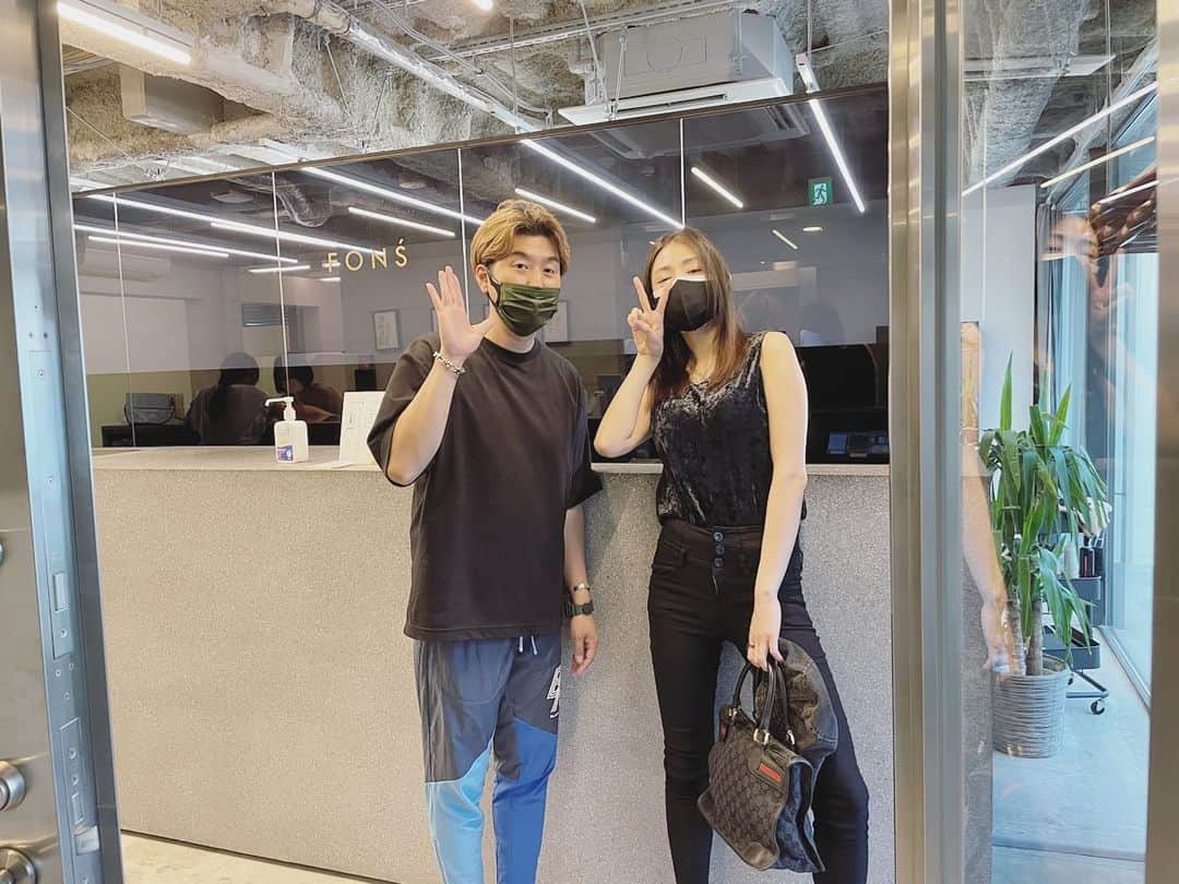 片山萌美のインスタグラム：「この間 FONS' に久々にお邪魔しました✂︎  髪の毛最高のさらさら。 本当おすすめヘアサロン♡ 堀川さんいつも ありがとうございます✨  #fons （@fons_hair ） #堀川智明　さん （@fons_horikawa ） #表参道 #moemikatayama  💈」