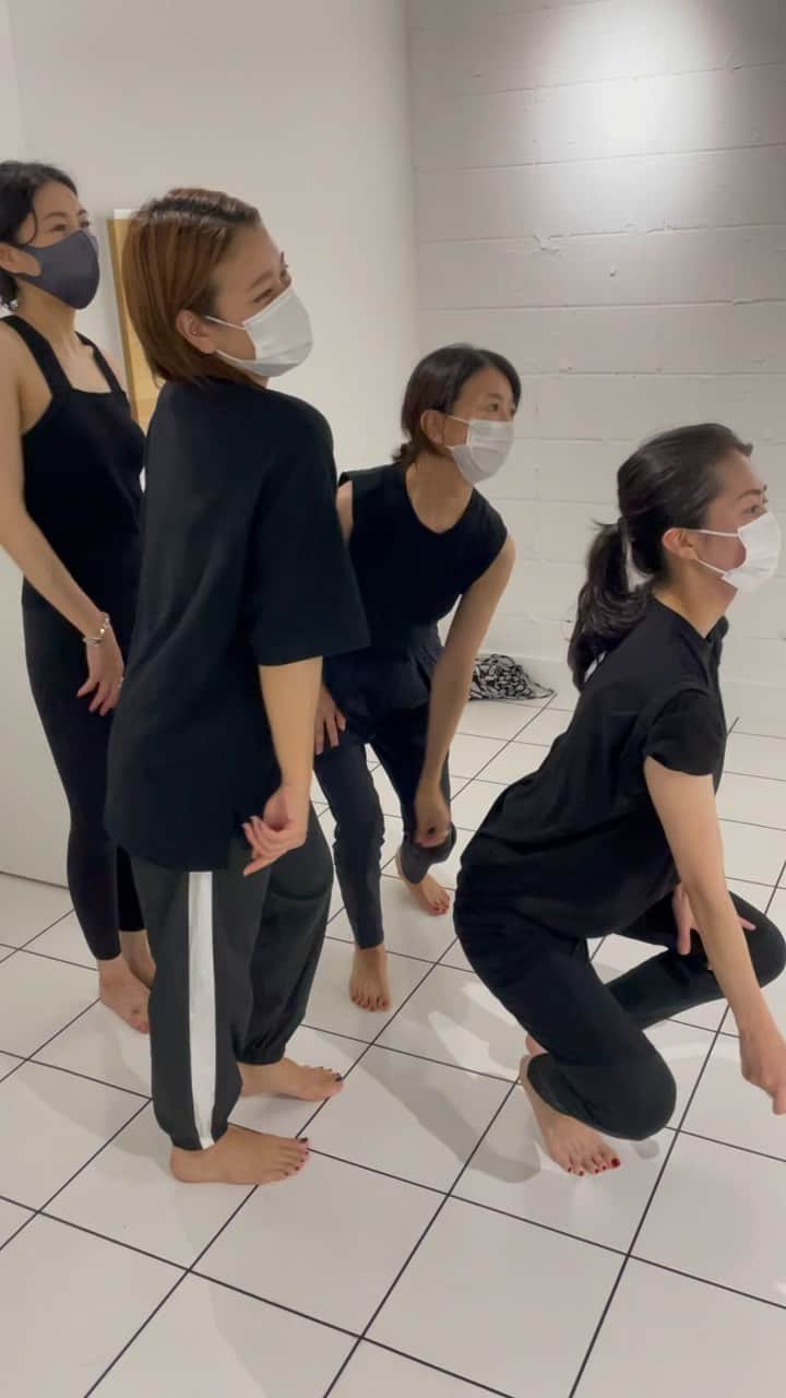 のインスタグラム：「仕事繋がりで集まった４人が毎週土曜日、都内某スタジオにて美しいダイチ先生　@daicheez にダンスを教わってます。 地獄のような筋肉痛を乗り越えて、４回目でなんとかサビまで踊れました🥳 #部活　#練習生　#婦人会」