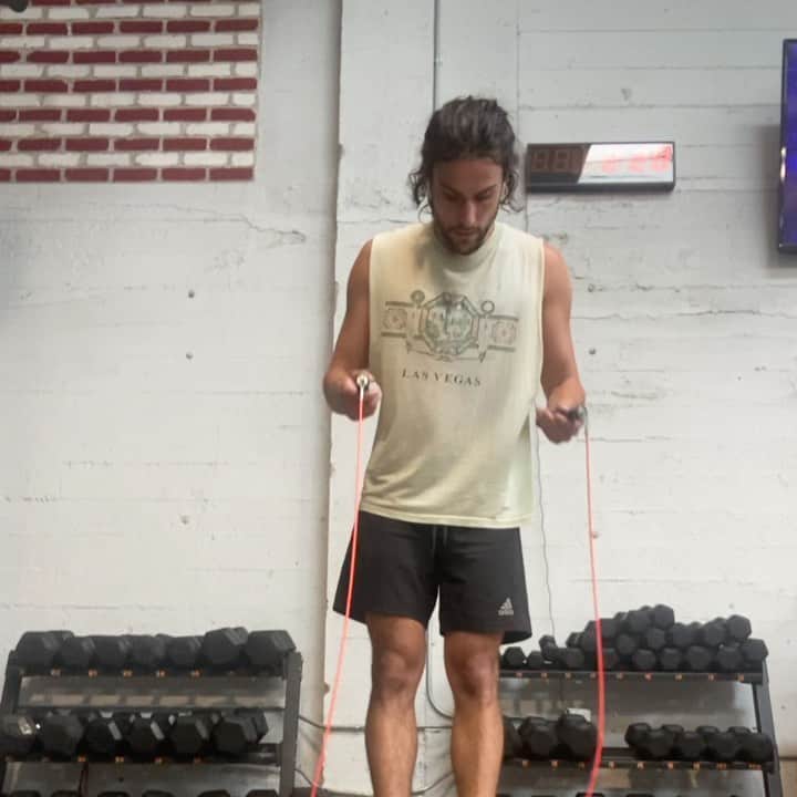 ジャック・ファライーのインスタグラム：「Just a reminder that i was on a jump rope team and only remember 3 tricks.」
