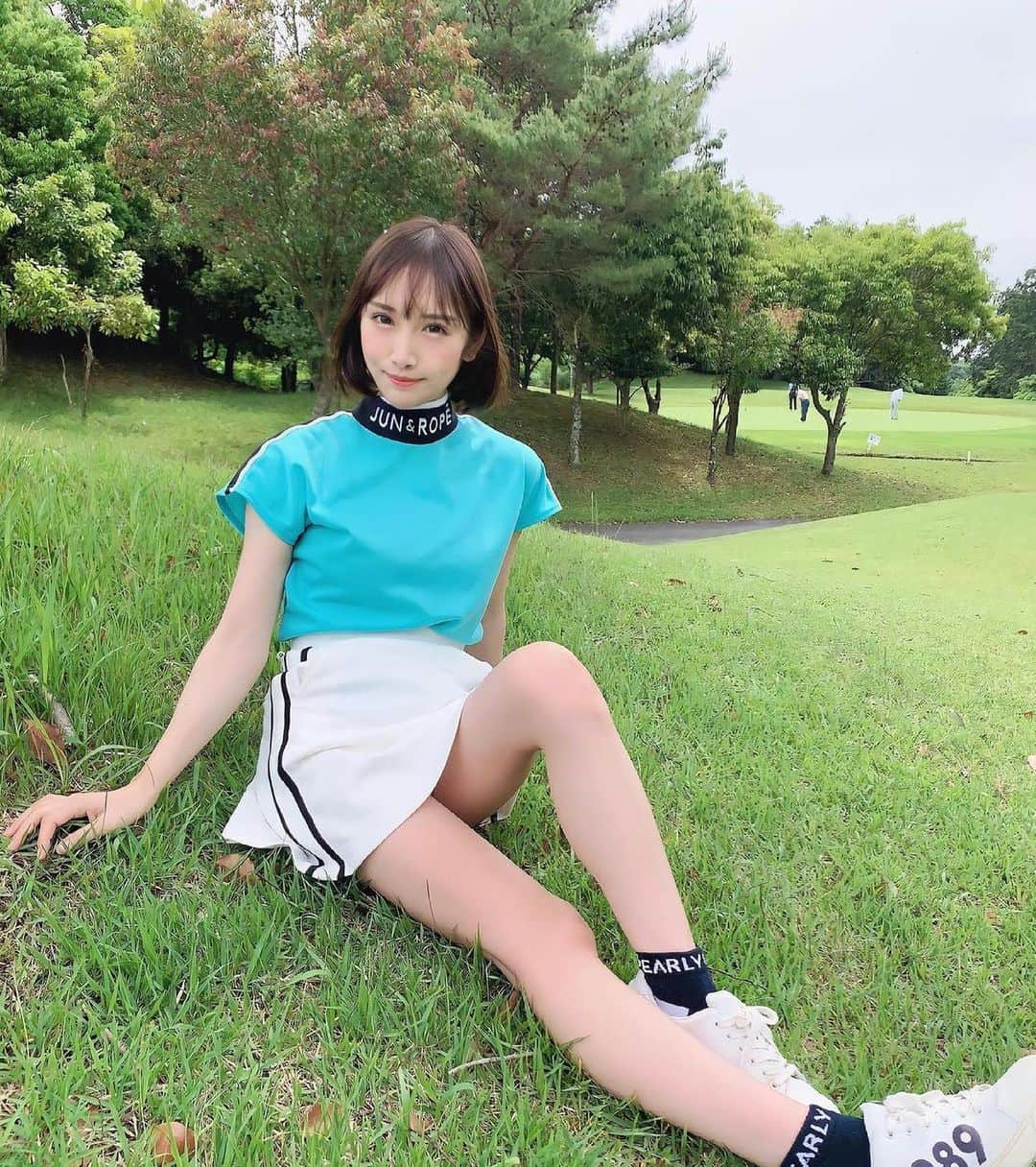 ❤️cutie.jp❤️【キューピー】のインスタグラム：「ゴルフ美女特集🏌️‍♀️ * 今回ご紹介させて頂きますのは 初めてのご紹介になります * めるさん＜@meru_golf＞のお美しいお写真です📷✨ * ゴルフ女子のめるさん * ゴルフを始められて10ヶ月で100切りを達成されるほどの腕前なんです🏌️‍♀️ * ライブ配信を見させていただきましたが本当にお綺麗でした🥺 * こちらのお写真からも分かる通りスタイルも抜群なんです🥰 * そしてこちらのコーデなのですがとてもおかわです🥺 * 全身JUN&ROPEでコーデを組まれておりスポーティーにまとめられております✨ * トップスの色合いと後ろのデザインがリボンになっているのが可愛いです❤️ * これからの季節にぴったりのコーデでした✨ * とんでもなくかわみで御座いました😆  めるさん 眼福なお写真誠にありがとうございました🥺 これからもこのような素敵な投稿楽しみにしております💓 ＿＿＿＿＿＿＿＿＿＿＿＿＿＿＿＿ ◆◇◆◇◆◇◆◇◆◇◆◇◆◇◆◇ ￣￣￣￣￣￣￣￣￣￣￣￣￣￣￣￣ 紹介をご希望の方は 投稿の写真へのタグ(@cutie.jp) と #キューティー のタグ付けをお願い致します💗💗 ◆◇◆◇◆◇◆◇◆◇◆◇◆◇◆◇ @meru_golf #美人 #かわいい #綺麗 #モデル #ごるふ女子 #ゴルフ女子 #ゴルフウェア #ゴルフコーデ #ゴルフすきな人と繋がりたい #instagood #fashion #instagram #makeup #cute #cutie #kawaii #model」