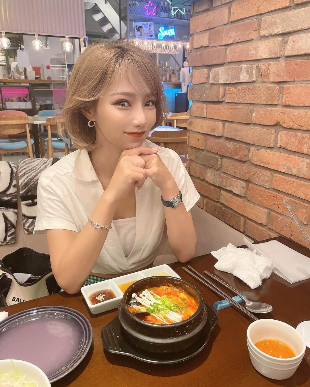 あいりさんのインスタグラム写真 - (あいりInstagram)「. . 韓国料理って癖になるよね〜🇰🇷❤︎ . サービスは微妙やったけど 味は美味しかった☺️✌️ . . . #韓国料理#韓国料理大好き#韓国料理屋#韓国料理🇰🇷#韓国料理好きな人と繋がりたい#韓国料理店#ミナミ韓国料理#韓国料理大阪#大阪韓国料理#ランチ#大阪ランチ#大阪ランチ巡り#大阪ランチ部#ランチ女子会#ランチ女子会楽しすぎ#オルチャンヘア#タンバルモリ#タンバルモリボブ#ダンバルモリ#オルチャンメイク#オルチャンメディア#オルチャンスタイル#韓国好き#韓国好きな人と繋がりたい#韓国好きな人と仲良くなりたい#韓国好き女子#韓国メイク#好きな事をして生きていく#関西モデル#フリーモデル関西」6月19日 19時12分 - airigramxx