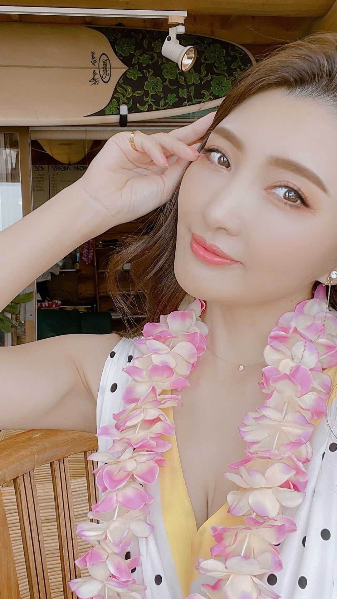 マキろんのインスタグラム：「おやすみの日は遅く起きて ランチを海で❣️  行ってみたかった @alohadrivein  aloha drive inさんに🚗✨  ご飯も美味しくて 飲み物もインスタ映えメニュー 多し🍔🍟🥞🍨💖  なにより オーナーさんをはじめ スタッフさんが気さくで ホスピタリティがバッチリ👌  デート、女子会、ご家族で 行ってみてね💖🙏  #SophiaBrighton #山内智恵#マキろん #makiron#海#ハワイ #hawaiian #hawaiiancafe #aloha #alohadrivein  #玉野#カフェ#カフェ好きな人と繋がりたい #パンケーキ#🥞 #休日の過ごし方 @chie_yamauchi」