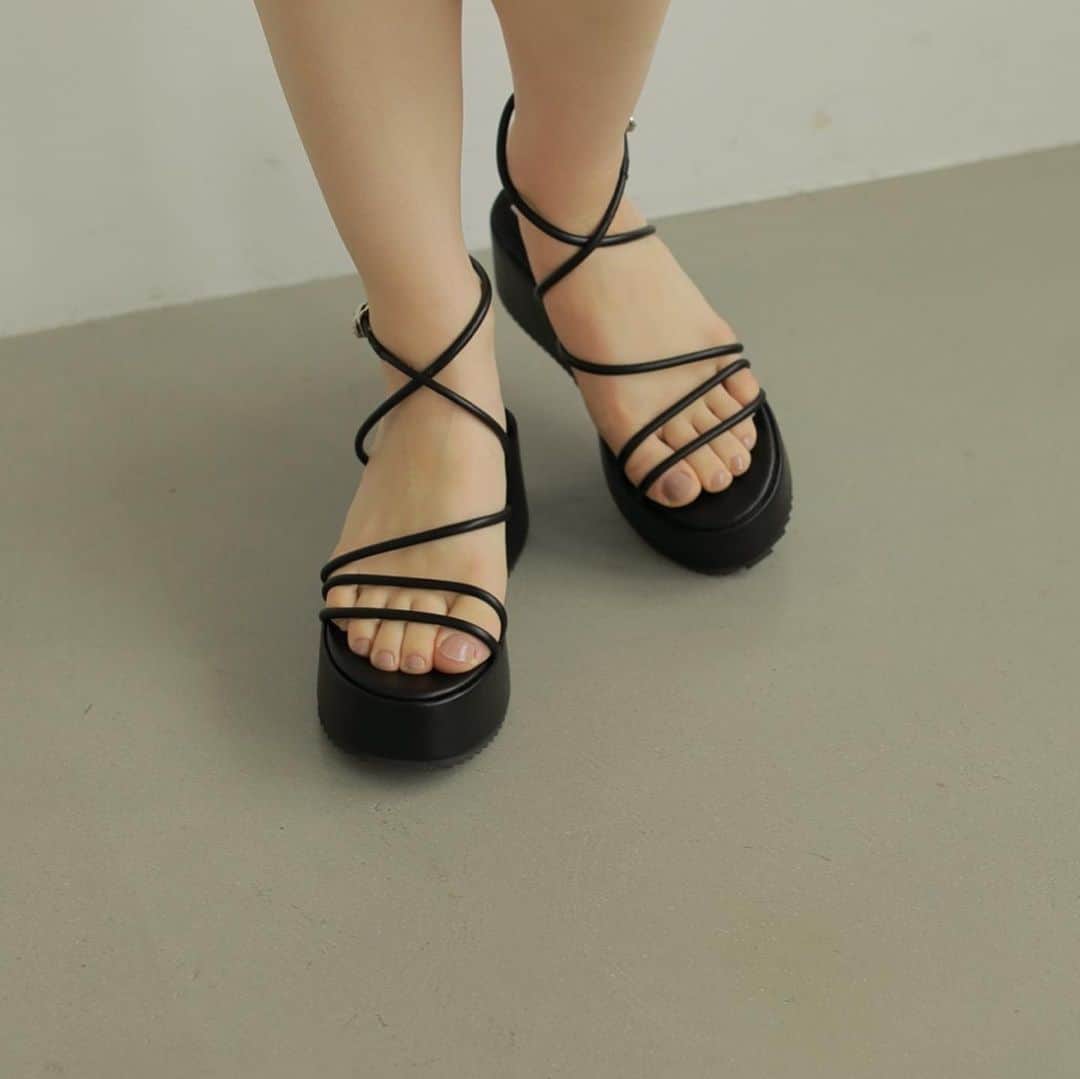 ACYMさんのインスタグラム写真 - (ACYMInstagram)「. 【Summer shoes fair】 6/18(Fri)12:00より一部サンダルが最大30%OFFとスペシャルプライスに♡  ✔︎Cross design platform サンダル ¥11,000 → ¥7,700(tax in)  華奢なストラップがヌーディーな 印象の厚底サンダルです。  ボリュームのあるソールとクロスストラップが 足首を華奢に見せてくれます。  ストラップも柔らかく、傾斜も低いので 歩きやすくデイリー使いに おすすめの一足です。  ストラップはベルトで長さ調節も可能。  引っ掛けタイプなので脱ぎ履きがしやすいのも 嬉しいポイントです。  画像をTAPして詳細をCHECK✈︎ . #ACYM #ootd #outfit #coordinate #instagood #instalike #2020SS #fashion #japan #tokyo #shoes #sandals #シューズ #サンダル」6月19日 19時21分 - acym_official