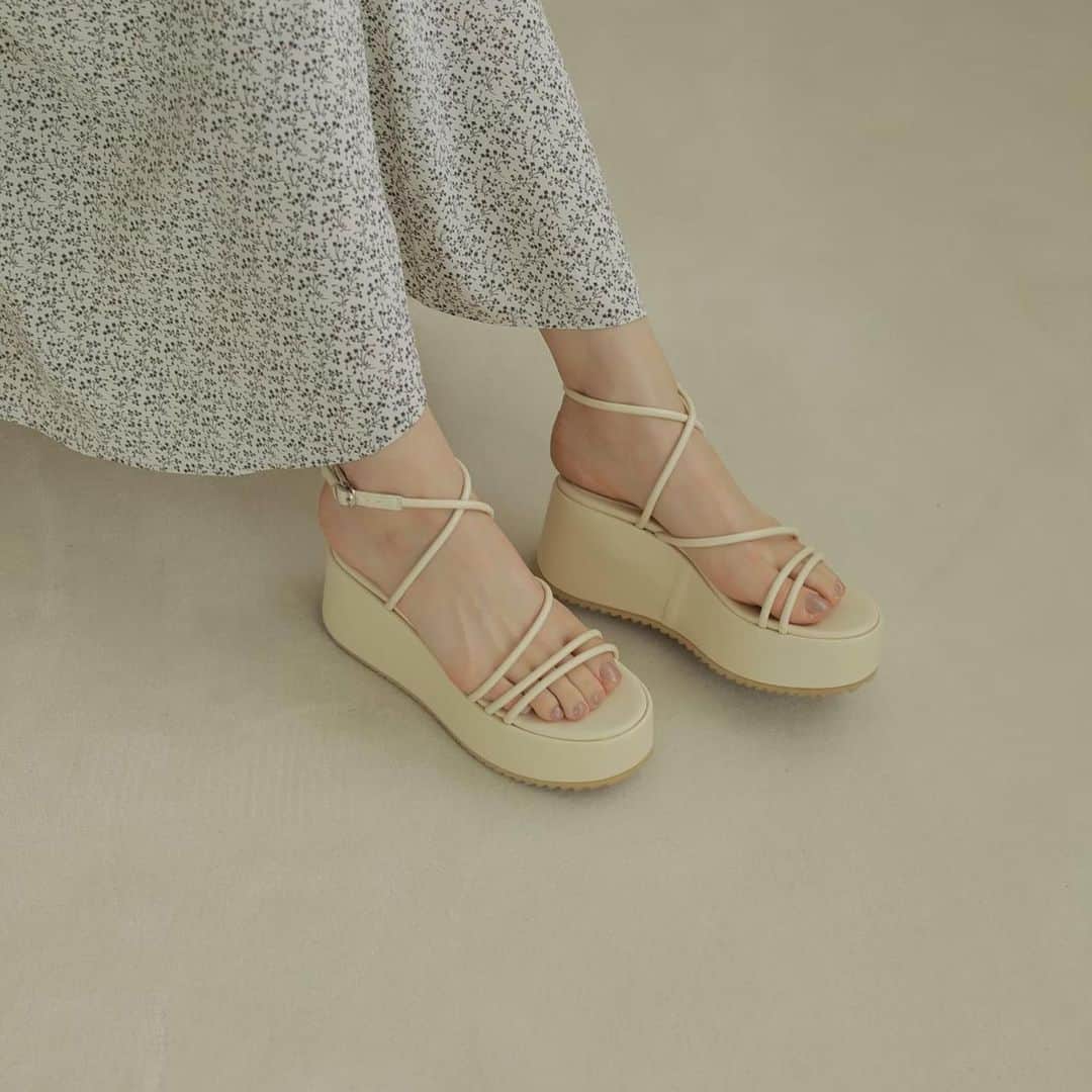ACYMさんのインスタグラム写真 - (ACYMInstagram)「. 【Summer shoes fair】 6/18(Fri)12:00より一部サンダルが最大30%OFFとスペシャルプライスに♡  ✔︎Cross design platform サンダル ¥11,000 → ¥7,700(tax in)  華奢なストラップがヌーディーな 印象の厚底サンダルです。  ボリュームのあるソールとクロスストラップが 足首を華奢に見せてくれます。  ストラップも柔らかく、傾斜も低いので 歩きやすくデイリー使いに おすすめの一足です。  ストラップはベルトで長さ調節も可能。  引っ掛けタイプなので脱ぎ履きがしやすいのも 嬉しいポイントです。  画像をTAPして詳細をCHECK✈︎ . #ACYM #ootd #outfit #coordinate #instagood #instalike #2020SS #fashion #japan #tokyo #shoes #sandals #シューズ #サンダル」6月19日 19時21分 - acym_official