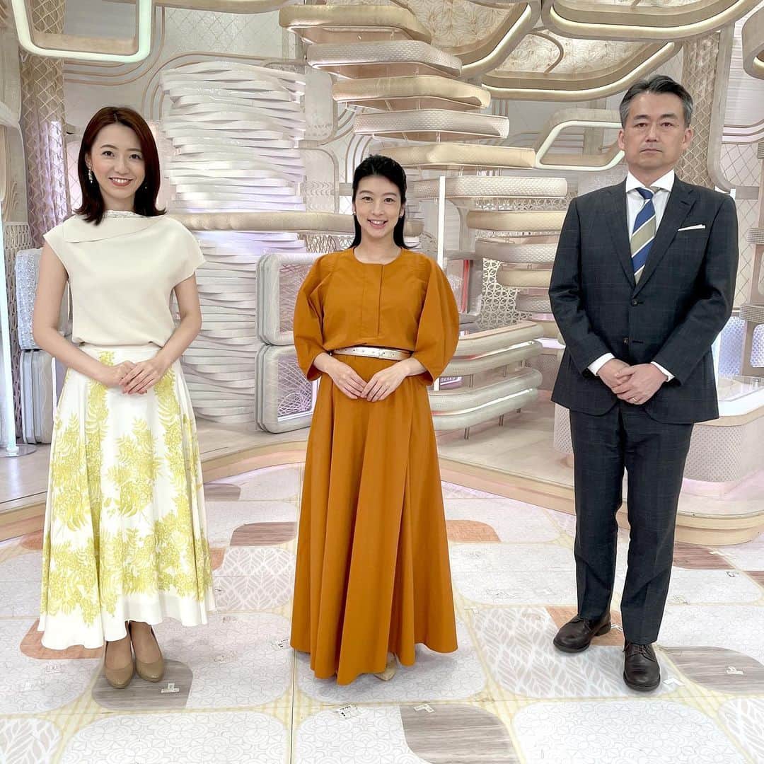 フジテレビ「プライムニュース イブニング」さんのインスタグラム写真 - (フジテレビ「プライムニュース イブニング」Instagram)「週末はなぜか… 逃げ出した蛇が捕まったり、巨大鳥が捕獲されたり、 トカゲが見つかったりしていましたが、 久しぶりに動物のニュースがなかった週末だった 気がします… ⁡ きょうもご覧になっていただきありがとうございました。 ⁡ 生野陽子 #ENFOLD @enfold_official ⁡ 内田嶺衣奈 #EPOCA @epoca_official ⁡ #生野陽子 #内田嶺衣奈 @reina.uchida #奥寺健 @fujitv_announcer #永尾亜子 @ako_nagao #フジテレビ #アナウンサー #ニュース」6月19日 19時33分 - livenews_it