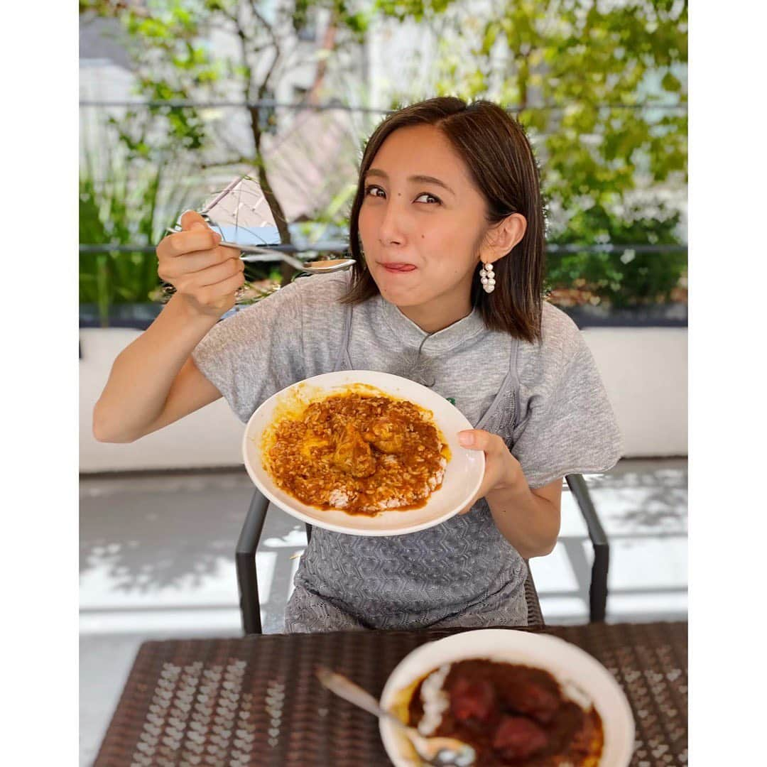 近藤夏子さんのインスタグラム写真 - (近藤夏子Instagram)「.    今日の#まるサタ では 下北沢に新しくオープンしたおしゃれスポット#reload を取材しました❣️ 　 おしゃれな古着屋さんでコーディネートして頂き 超激辛カレー#デスバレーカレー を食べました✨ 　 玉ねぎの甘味のあとにピリッと辛味が追いかけてきて 止まらない美味しさ😍 　 イメージしていた下北沢とは一味違う大人な雰囲気を感じるスポットでした💛 　 あぁカレー美味しかったなぁ。 食べなくて良いのに２種類食べちゃったなぁ😋  ぺろり😋 　 　 #下北沢グルメ #sanzoutokyo #cyan」6月19日 19時32分 - kondokako0804