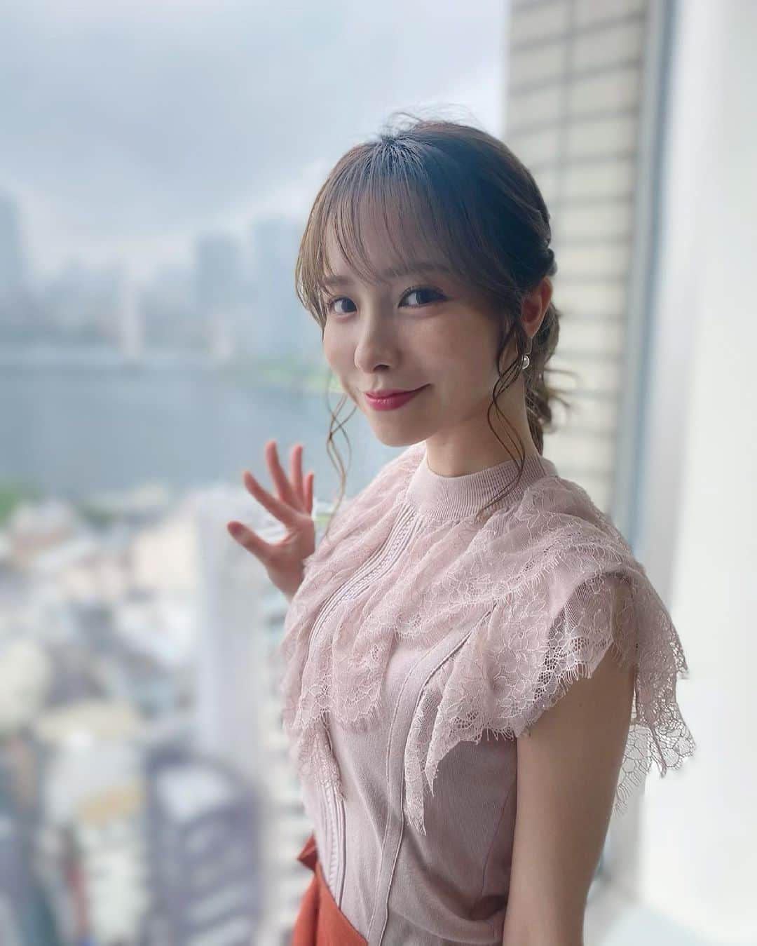 黒澤詩音のインスタグラム：「番組冒頭で、 #宝塚歌劇団 も #宝塚記念 も大好きです！と主張をさせていただきました黒澤です。  ということで、今週から宝塚記念にむけて2週の阪神開催🏇  ヘアはポニーテールに🐴 質問いただいたこちらの衣装は #Noela さんでした！ 最近衣装の質問頂くこと多くて嬉しい✨ どの番組もスタイリストさんやブランドさんががいつも素敵なお衣装を用意してくださるおかげです👗  コロナでジム使えなくて身体がなまっているので、明日は久々にバレエ🩰行こうと思います。  #競馬 #競馬女子 #馬券 #スポーツ #スポーツキャスター #アナウンサー #馬好き #umajo」