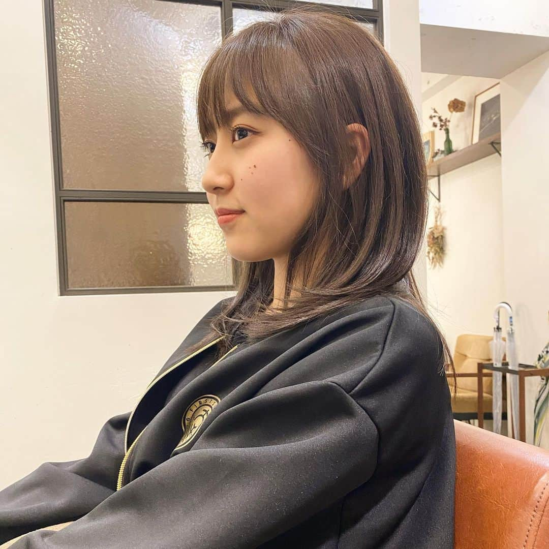 堀くるみのインスタグラム：「💇‍♀️ 髪染めました！ もともと真っ黒の髪じゃなかったから 地毛よりちょっと明るくしたよ✨ めっちゃ新鮮でメイクとかも もっと楽しくなりそう🙌🙌 ＊ ＊ ＊ #bekku #bekkuhair #ヘアカラー #ブラウンカラー #堀くるみ #堀のインスタ」