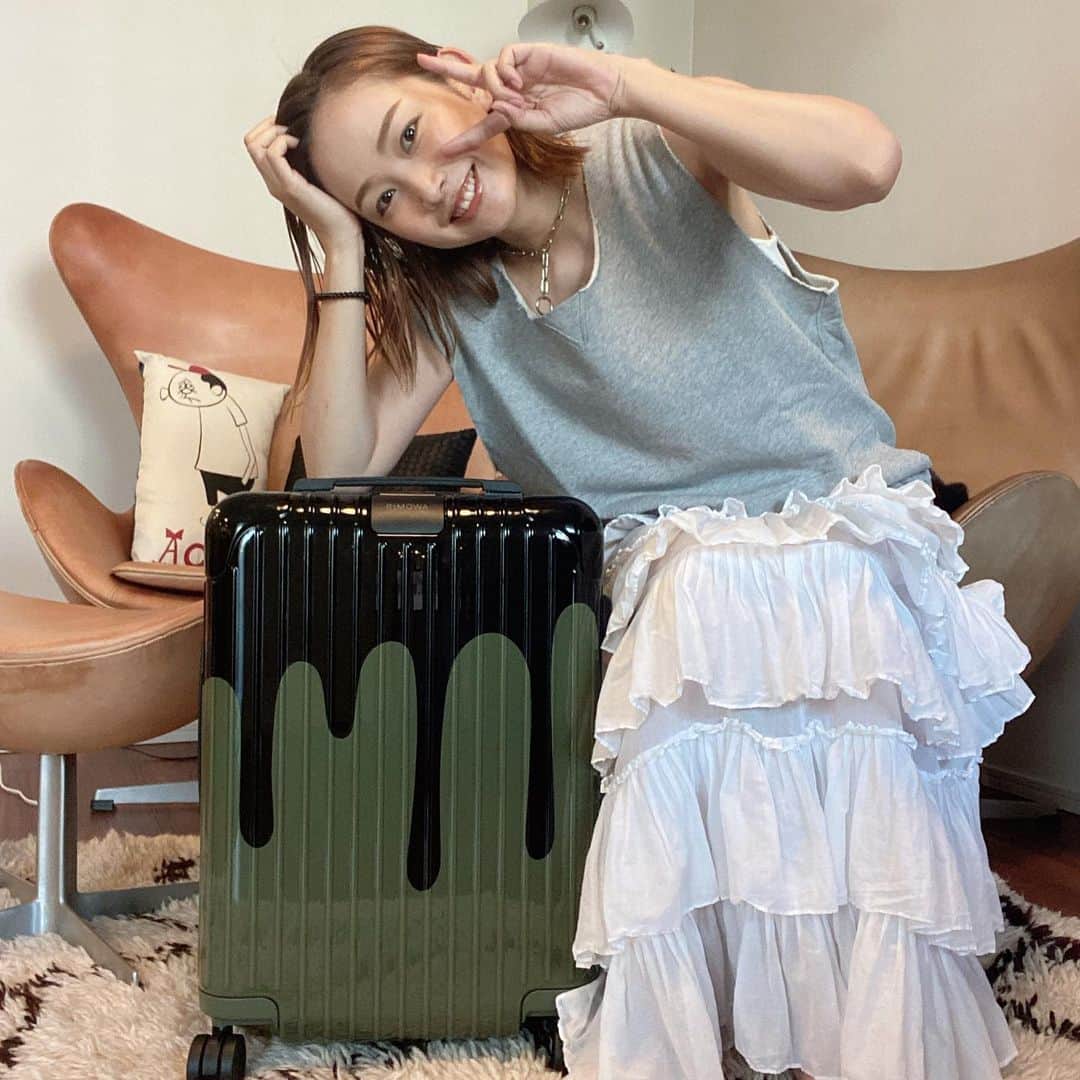 のインスタグラム：「旅行に行きたい気持ちが強くなって 買ってしまったリモワとカオスのコラボスーツケース🧳  滴り落ちるペンキが可愛すぎたお  ふみちゃんは予期せぬ色違い買ったんだ、YouTubeにアップしてるよ、よかったらストーリーズから🕊  そしてこのヴィンテージスカートもお気に入り😌 ウエストがもったりなるけど、 これはもういいんだー😚綿さいこう  #はやく旅行に行きたいよねみんなもそうだよね」