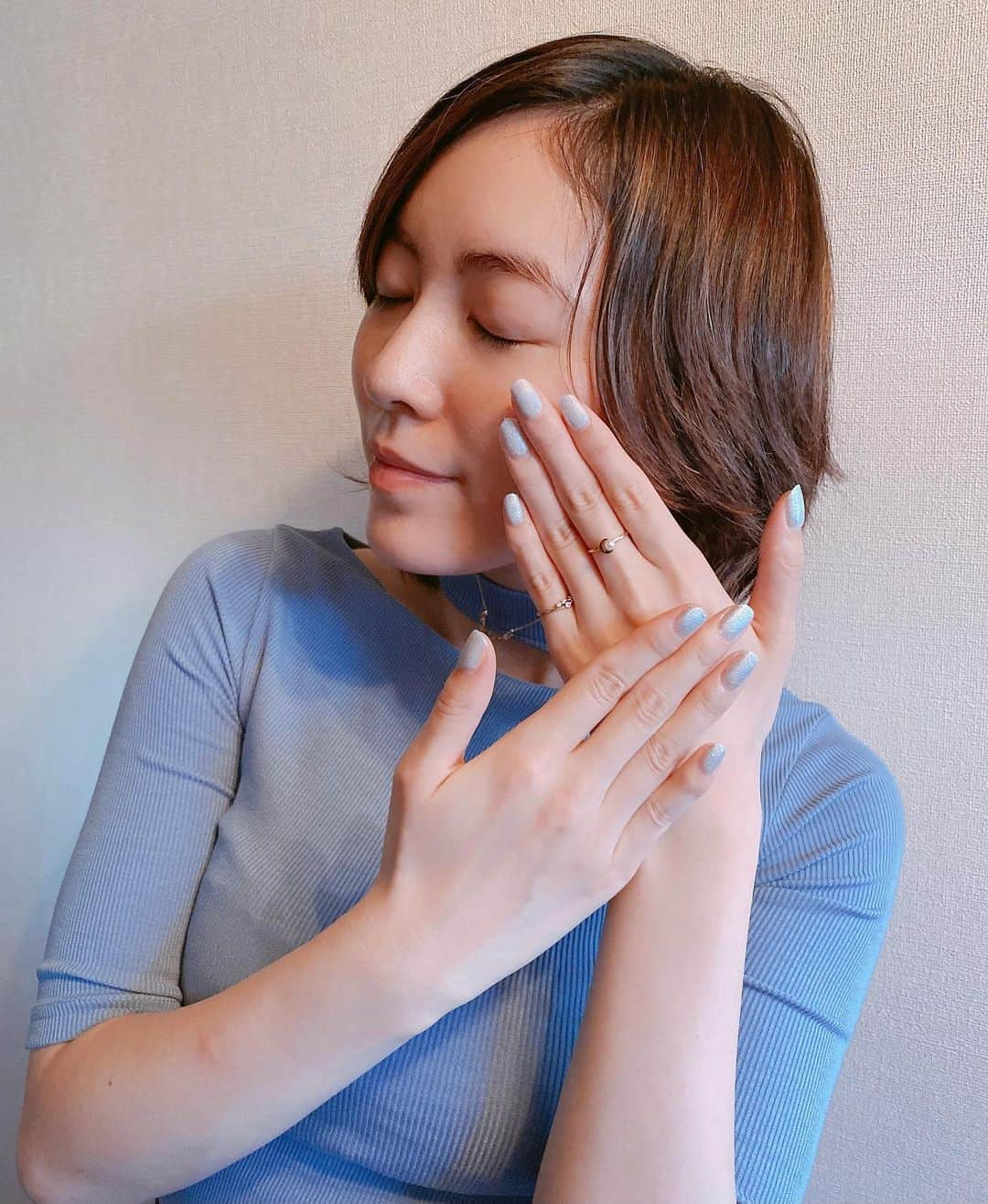 松井珠理奈さんのインスタグラム写真 - (松井珠理奈Instagram)「Summer nail💅💙  #nail  #ネイル  #セルフネイル  #ラメネイル  #blue  #lightblue #青 #水色 #横顔 #すっぴん #恥ずかしいから  #瞳を閉じた  #😌」6月19日 20時04分 - jurinamatsui3