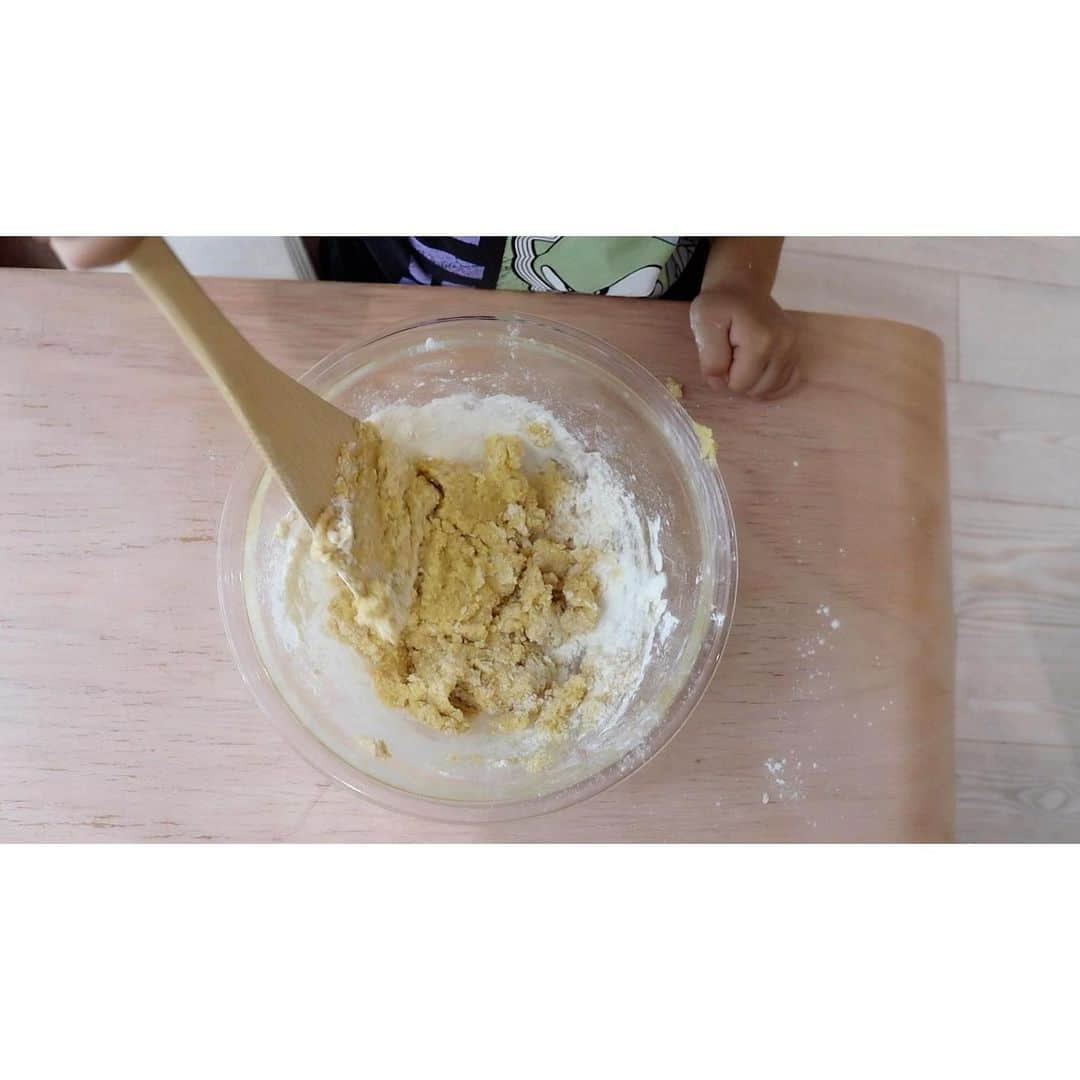 川崎希さんのインスタグラム写真 - (川崎希Instagram)「おちびーぬとオーガニッククッキー作り🍪  最近習い事でお料理をしたりしてたからお菓子作りにも興味がありそうで作ってみたよ👦  有機小麦粉やオーガニックたまごや てんさい糖で作った手作りクッキー  作ってる様子はYOUTUBEにアップしたからよかったらみてみてね💓💓💓  #オーガニッククッキー #手作りお菓子」6月19日 20時17分 - kawasakinozomi