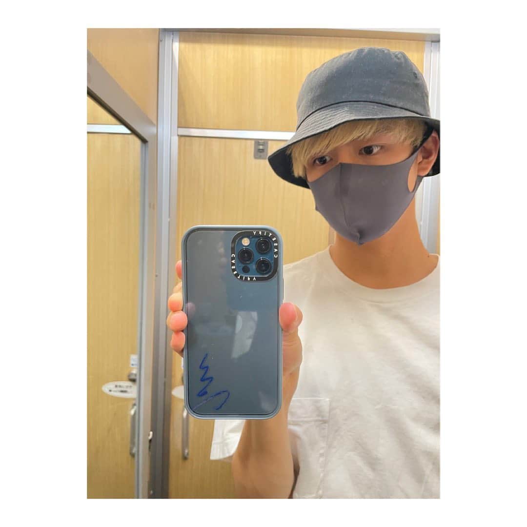青山京平のインスタグラム：「・ iPhoneケースはシンプルさと、頑丈さで選んでます📱 これ個人的に超お気に入り✨  【iPhone Case】 @CASETiFY @CASETiFY_jp   【Sticker】 @ki_bun_ya   #CASETiFY #ShowYourColors」