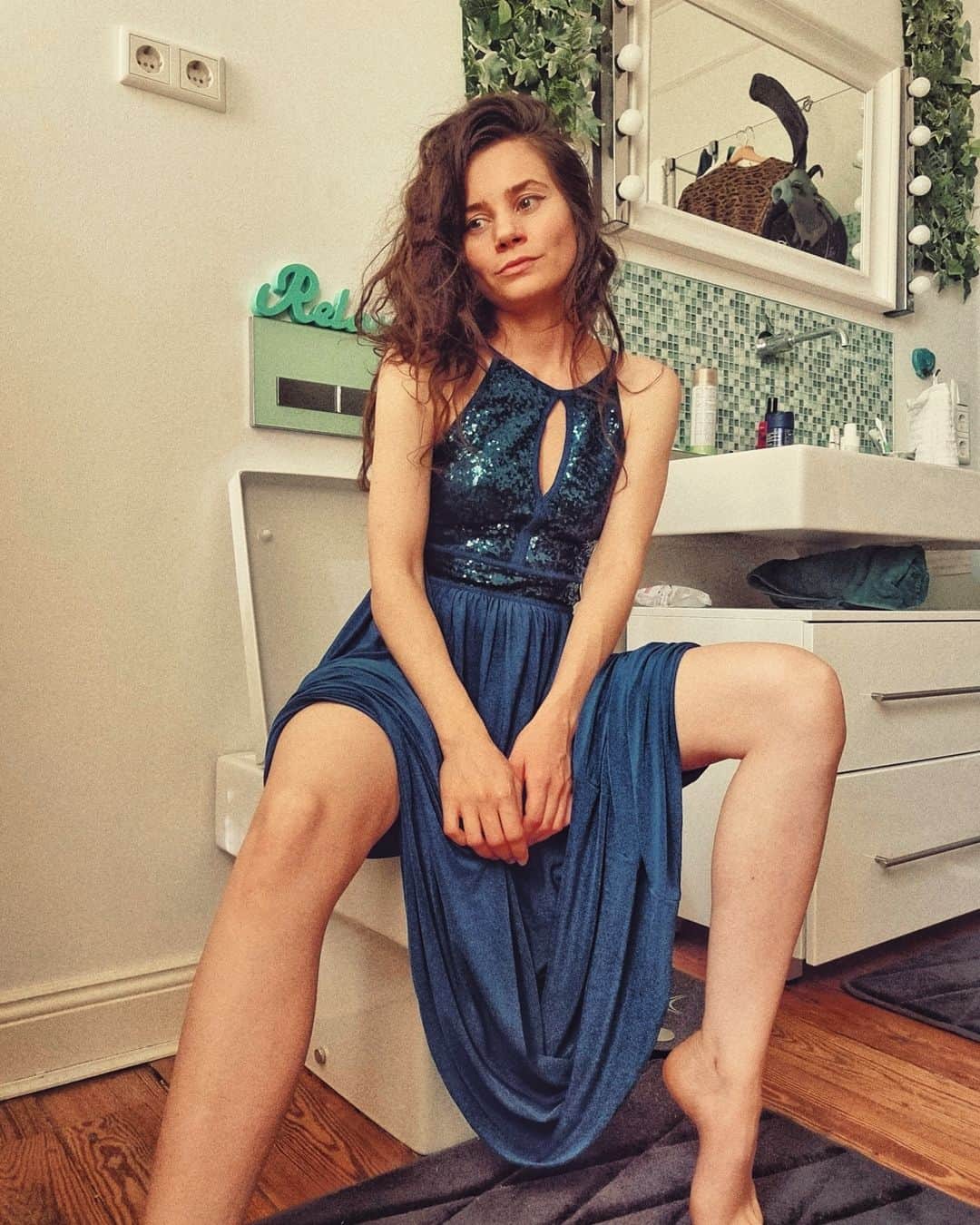 Joyce Ilgのインスタグラム：「Hier mal ein ganz reales Bild von mir 😂. Wo trägt man denn sonst während Corona ein Abendkleid, wenn nicht auf Klo?! 🤷‍♀️」