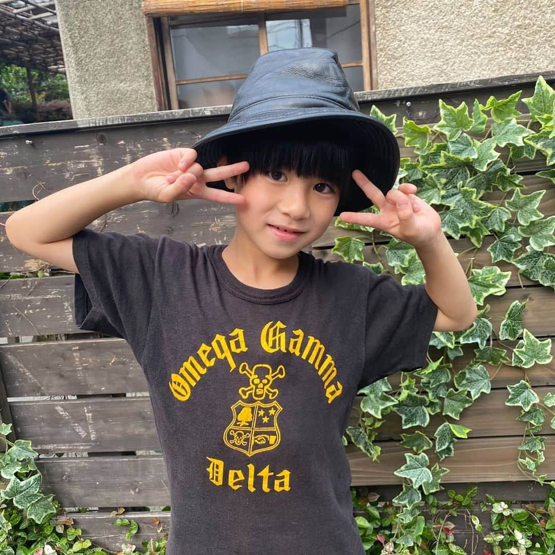 三浦綺羅のインスタグラム：「大地の衣裳はとってもおしゃれなお洋服ばかりで嬉しいです🥰 お兄さんになった気分です🥰 衣裳にも注目してほしいです❤️ #家族募集します #横瀬大地 #ジャニーズwest さん主題歌 #TBSドラマ #7月期金曜ドラマ #三浦綺羅 #サンミュージック #サンミュージックブレーン  #サンミュージックプロダクション  #おしゃれな大地 #子役 #男の子 #小学2年生」