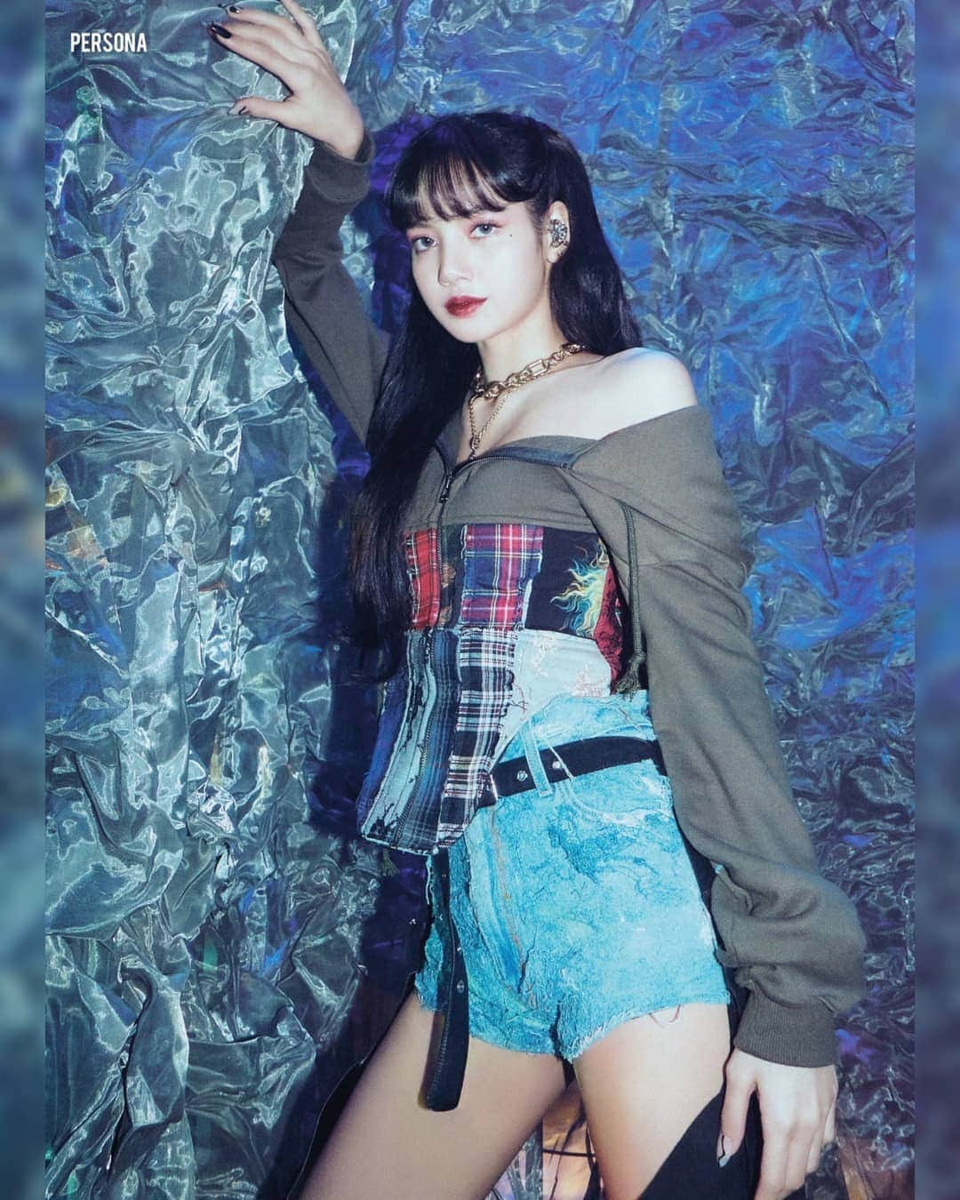 リサさんのインスタグラム写真 - (リサInstagram)「[SCAN] The Show DVD Photobook - P1 . . © lisamygem & persona . #LISA #LALISA #리사 #블랙핑크 #BLACKPINK #LALISAMANOBAN #LALISAMANOBAL #blackpinklisa #lisablackpink」6月19日 20時36分 - lisa.blackpink